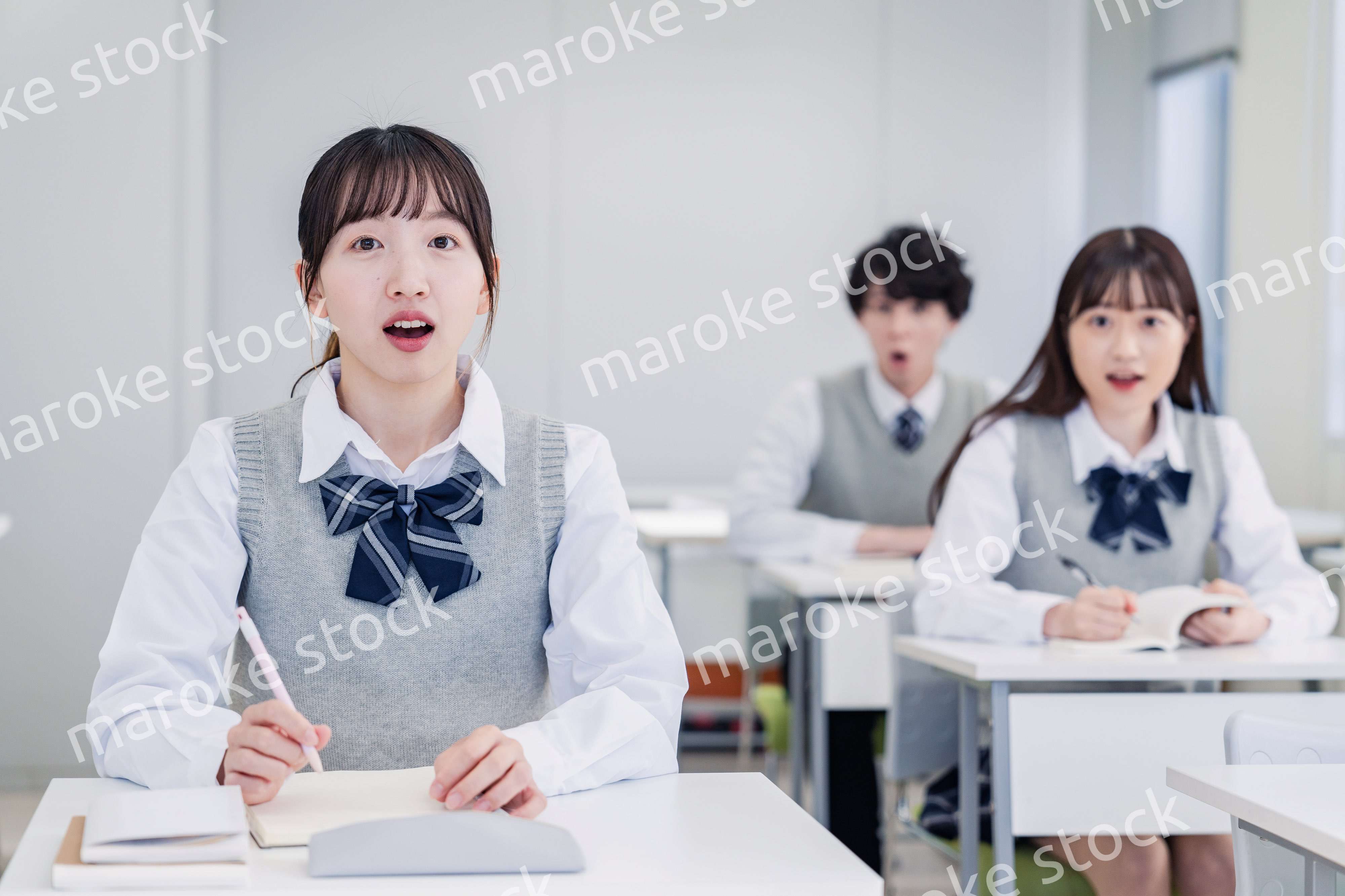 授業中に驚く高校生