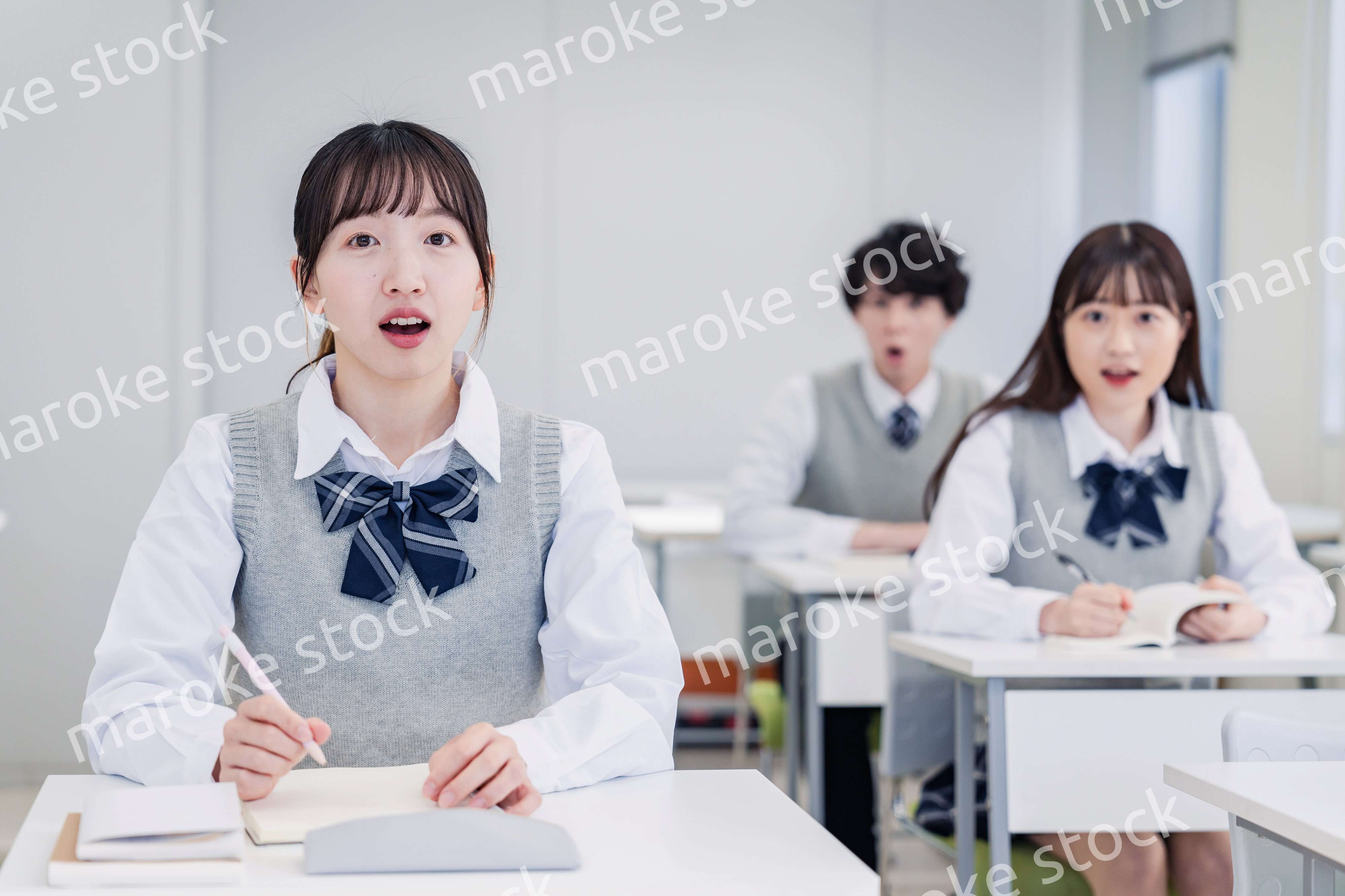 授業中に驚く高校生