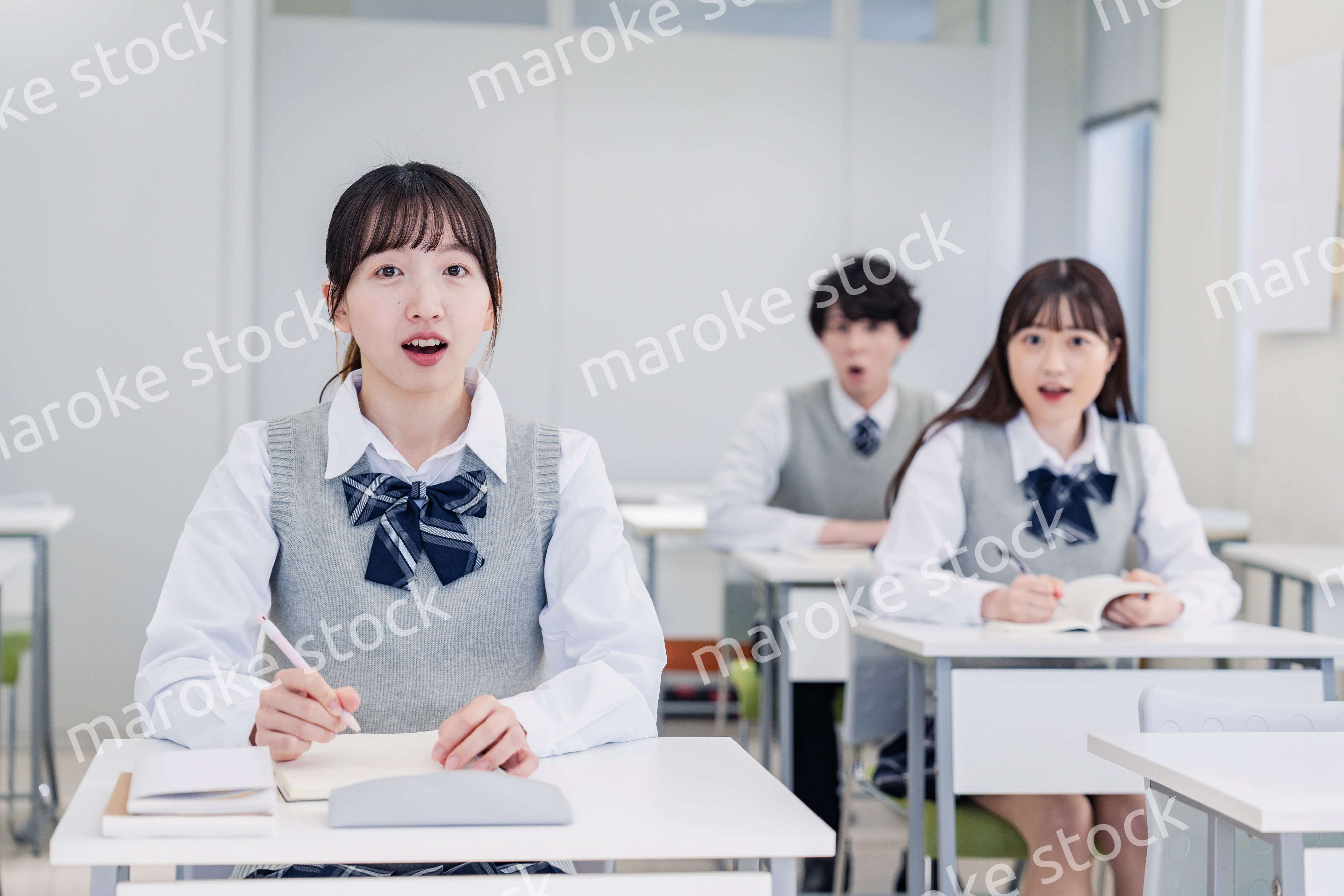授業中に驚く高校生