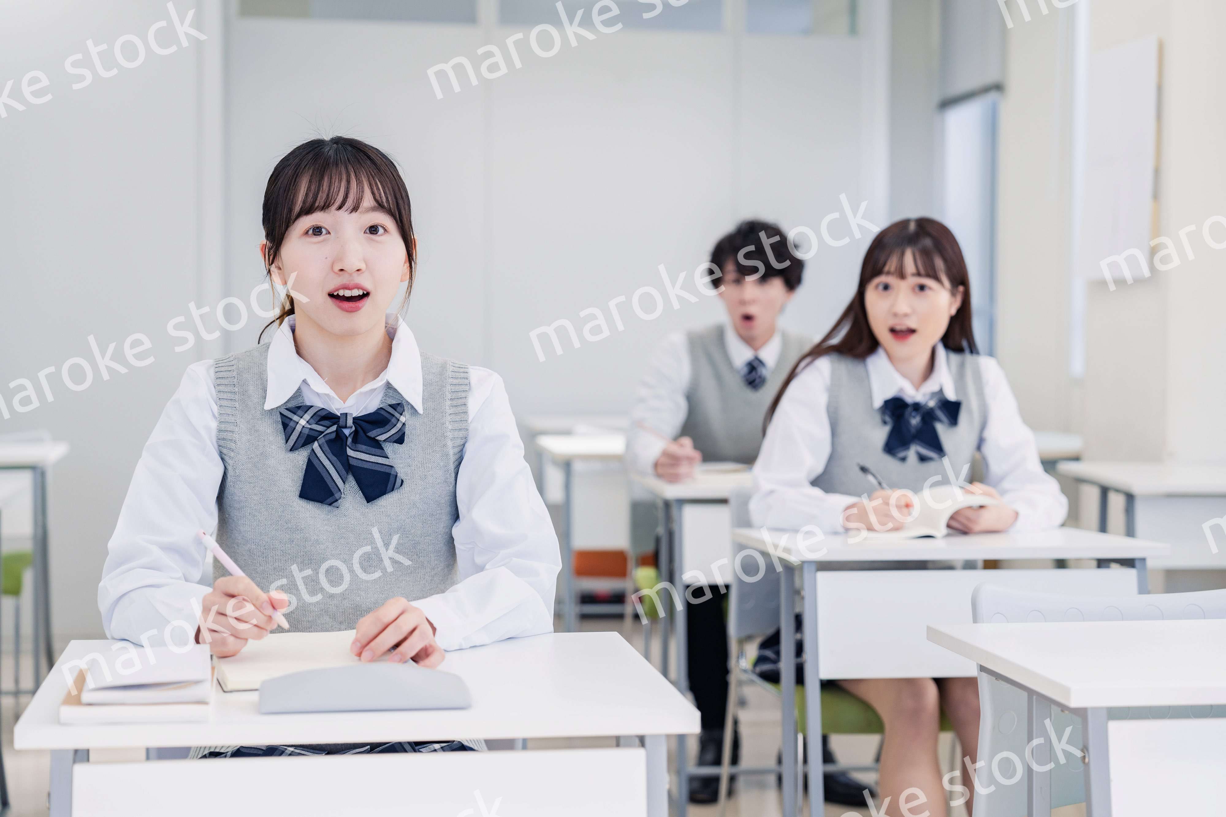 授業中に驚く高校生