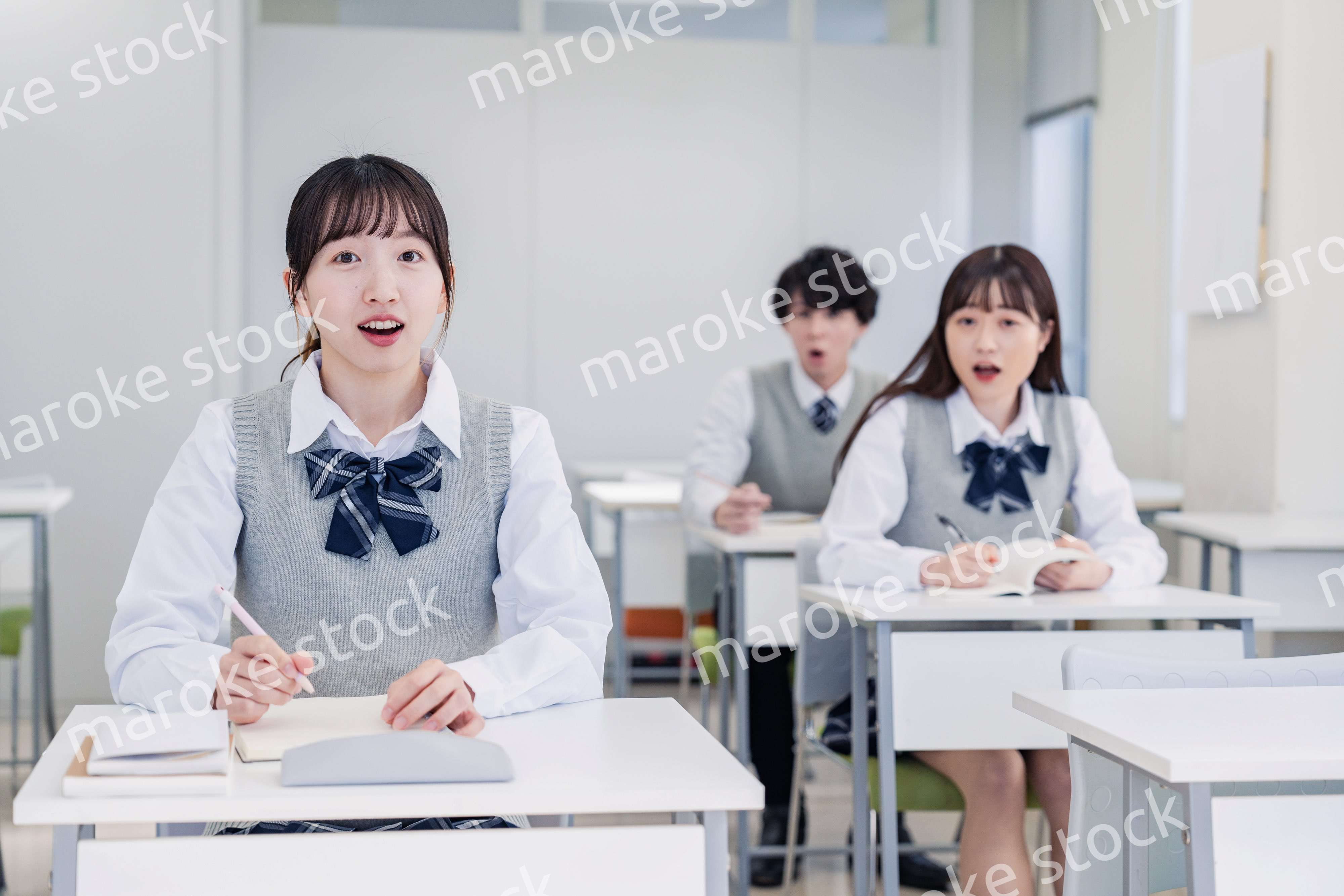 授業中に驚く高校生