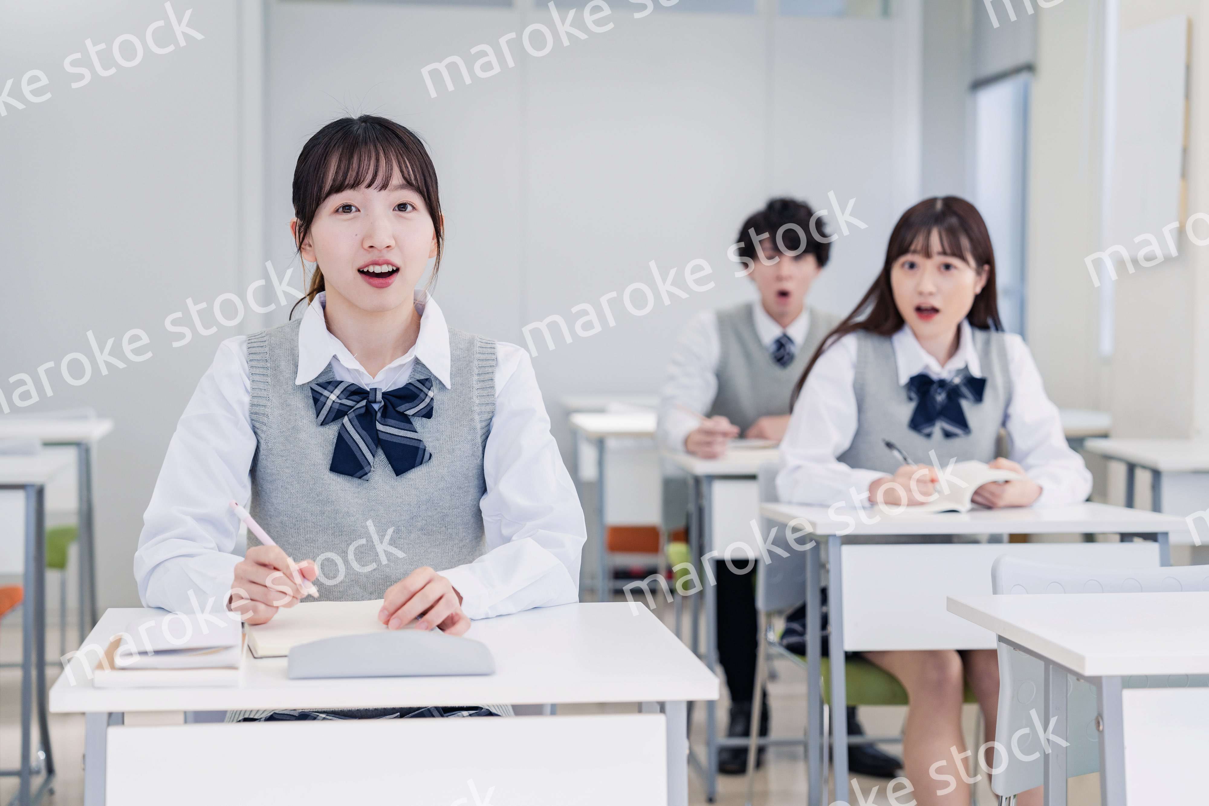 授業中に驚く高校生