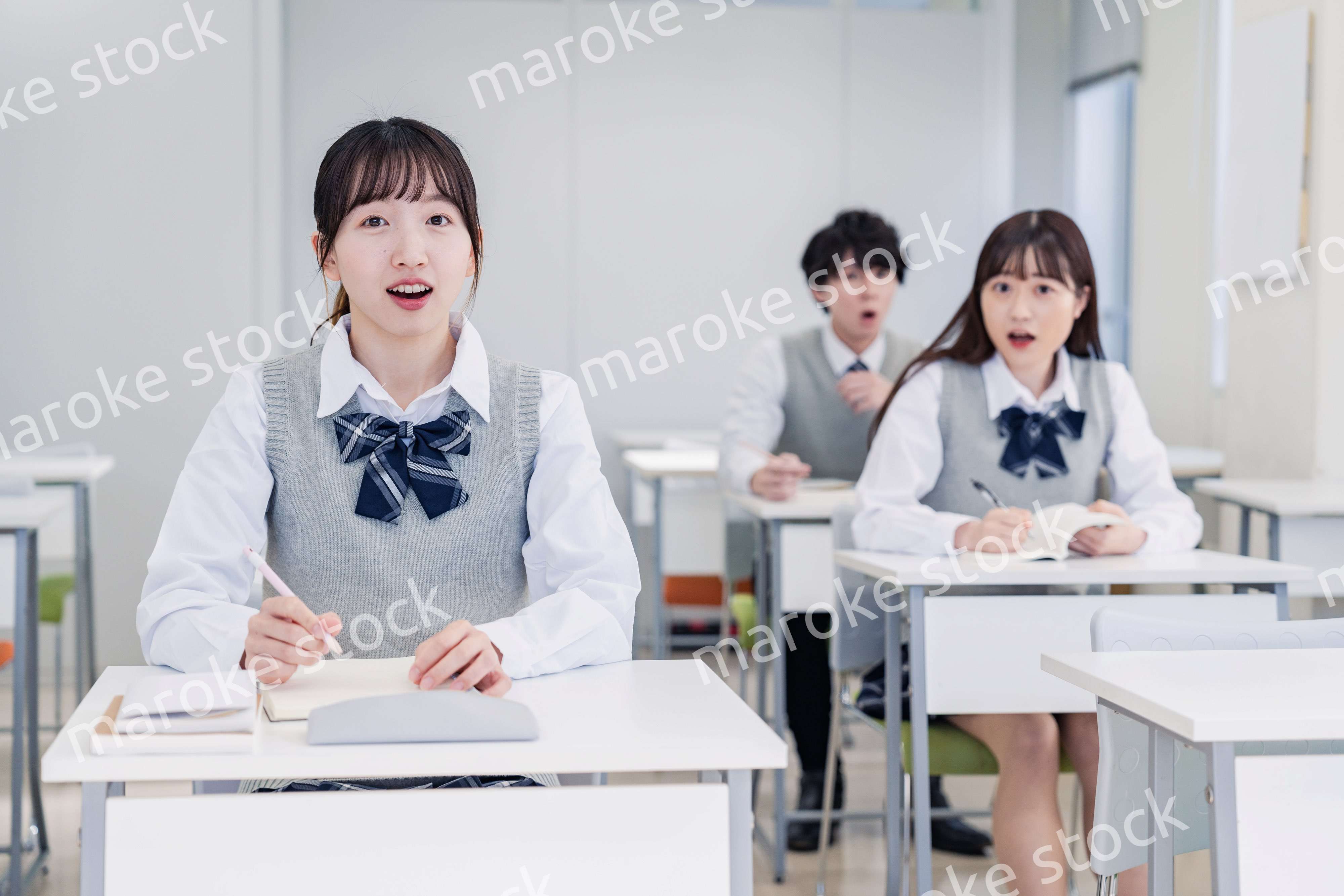授業中に驚く高校生