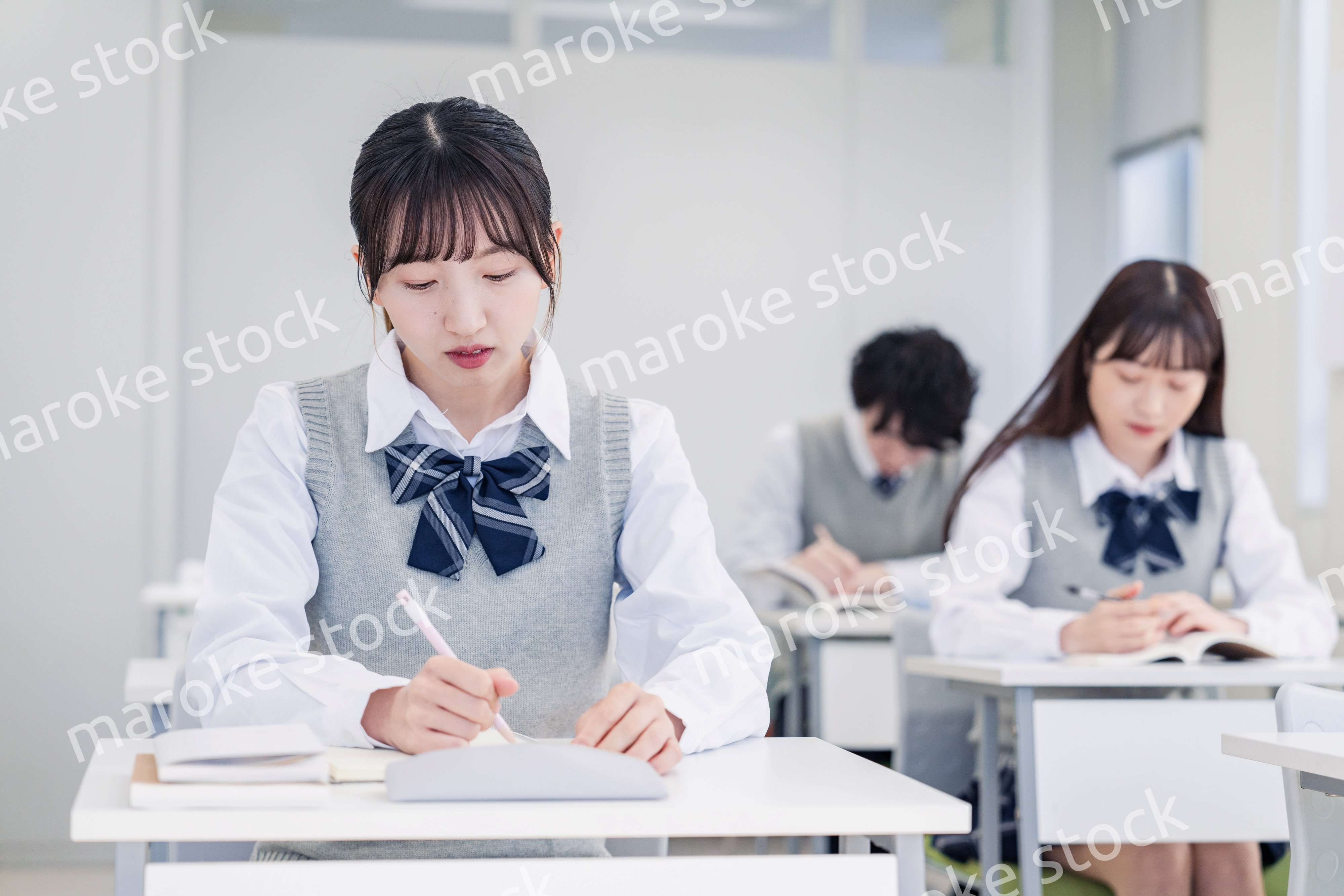 集中してノートを取る高校生