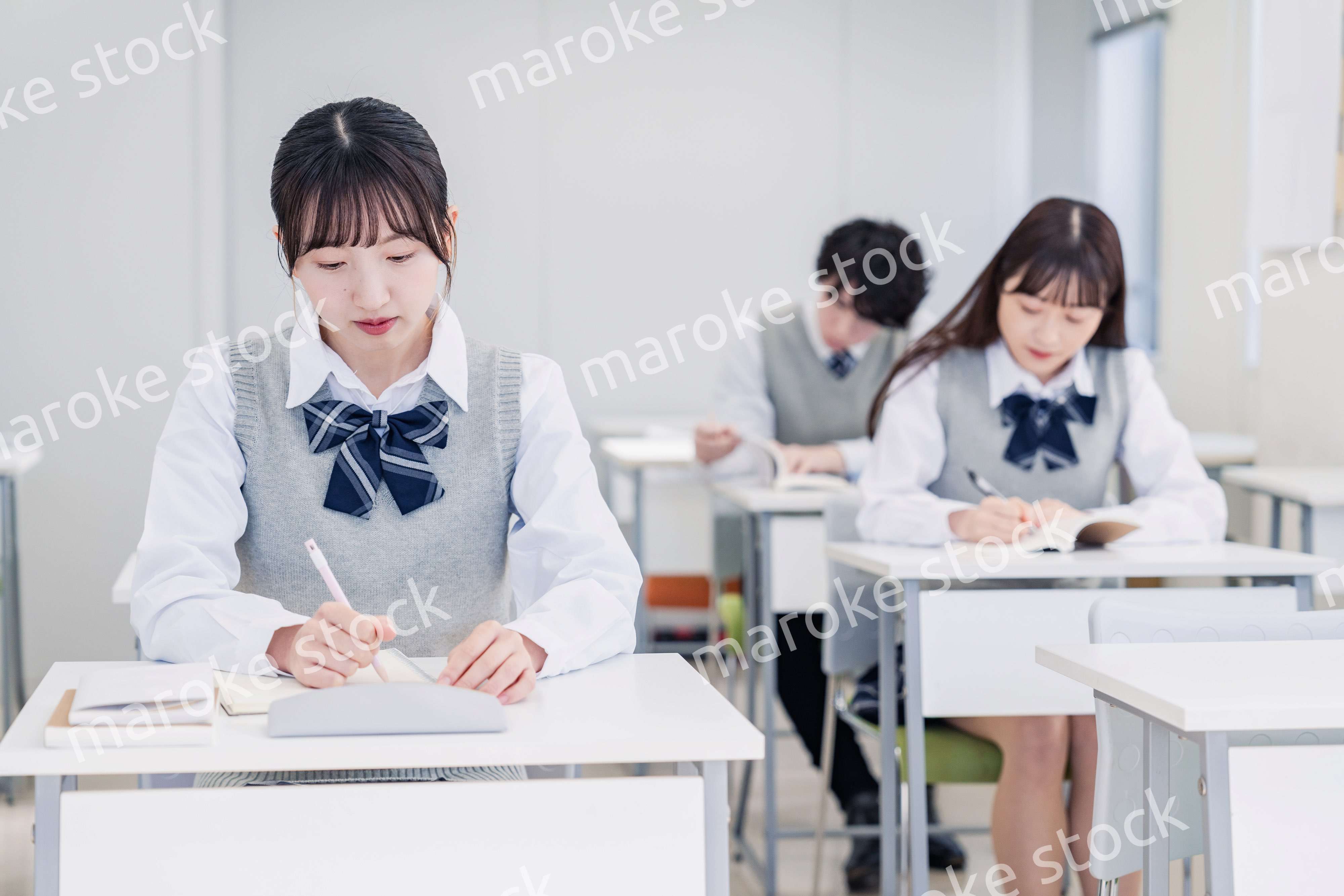 集中してノートを取る高校生