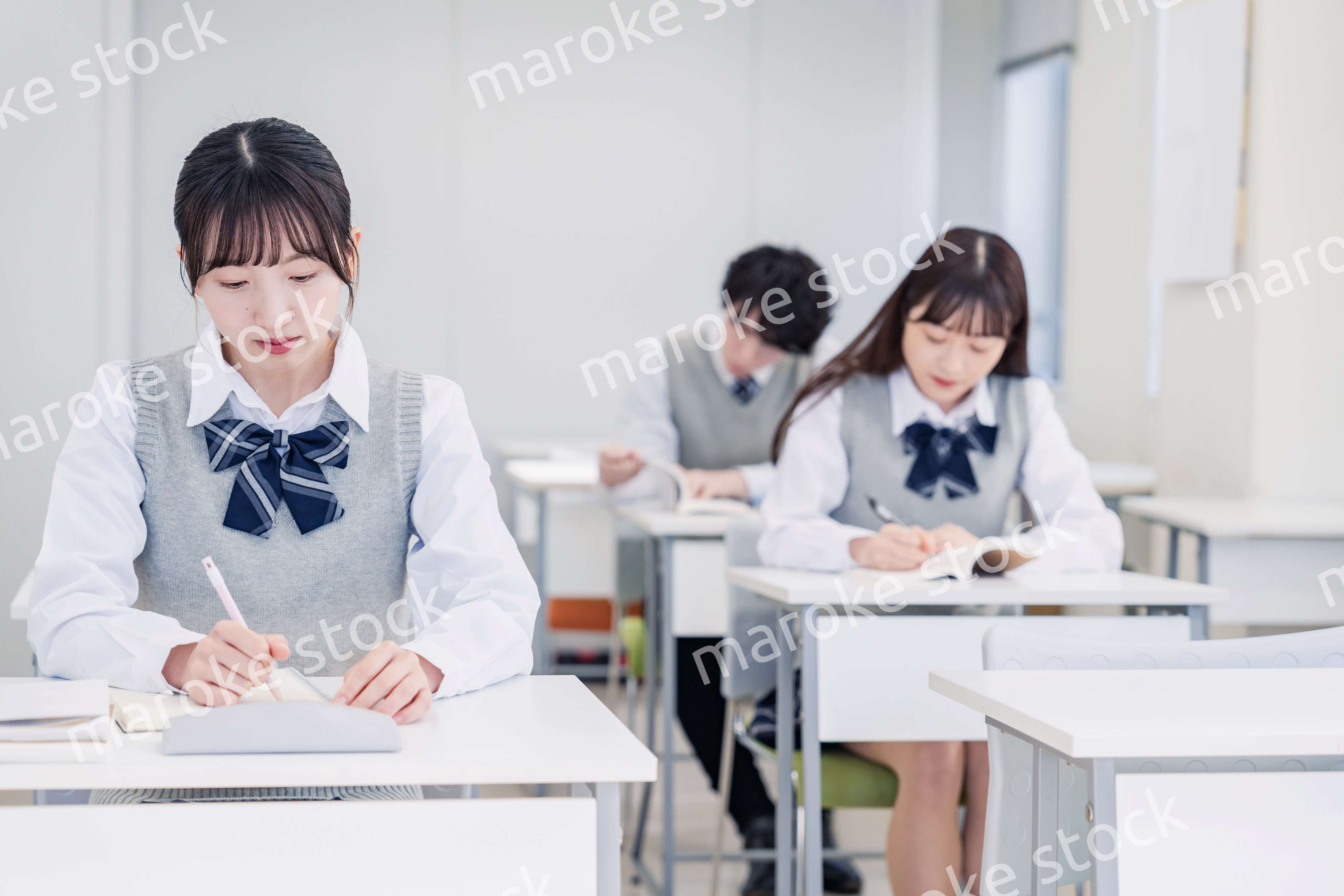 集中してノートを取る高校生