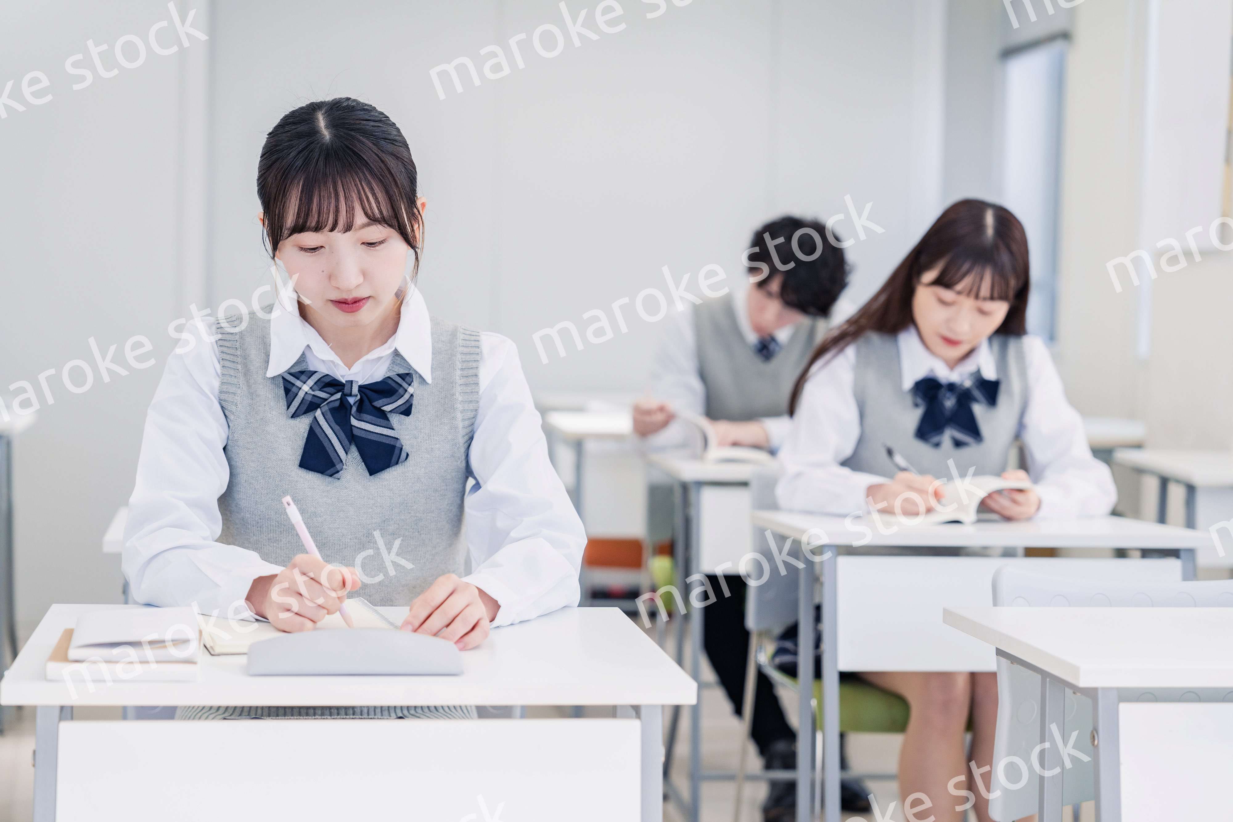 集中してノートを取る高校生