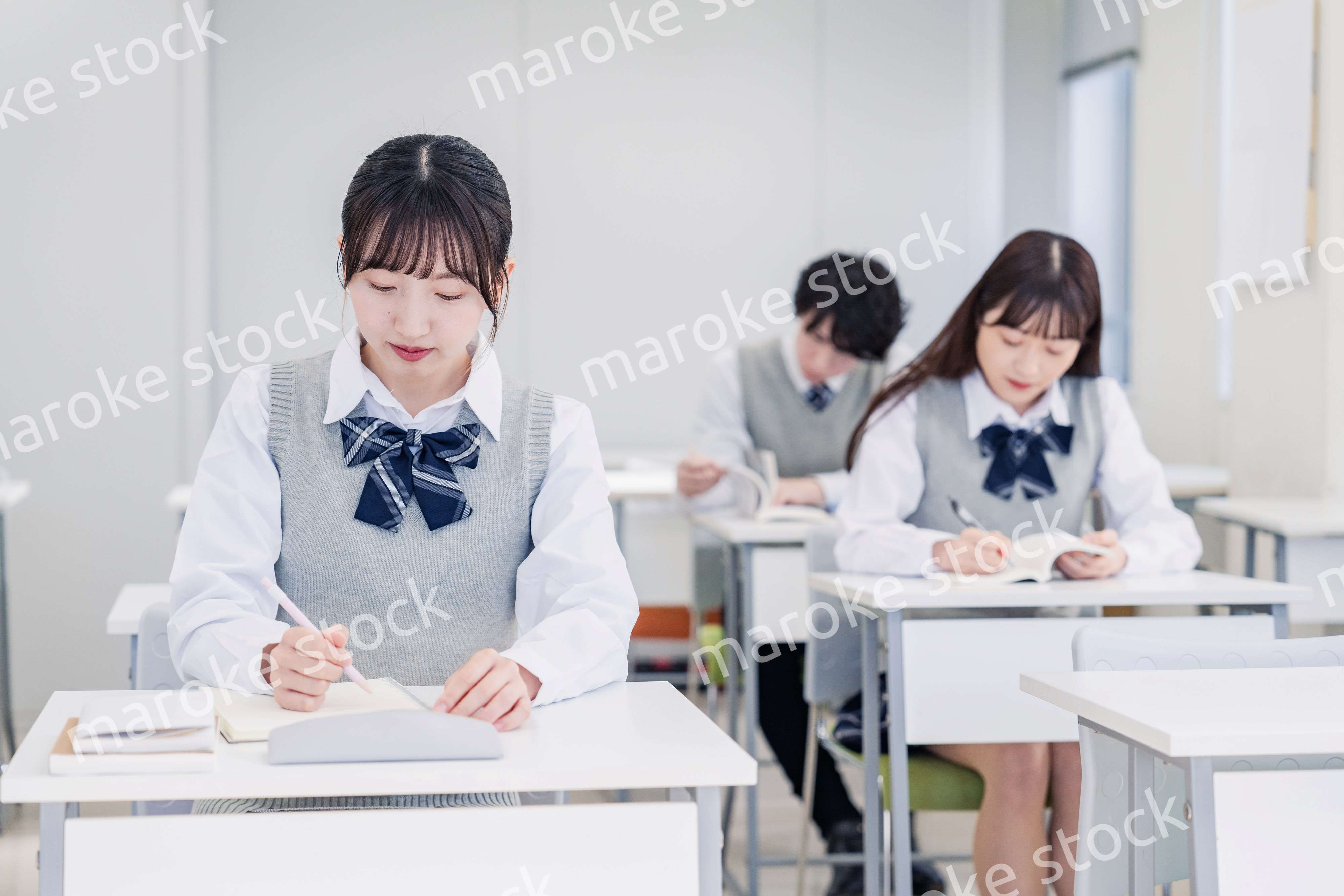 集中してノートを取る高校生