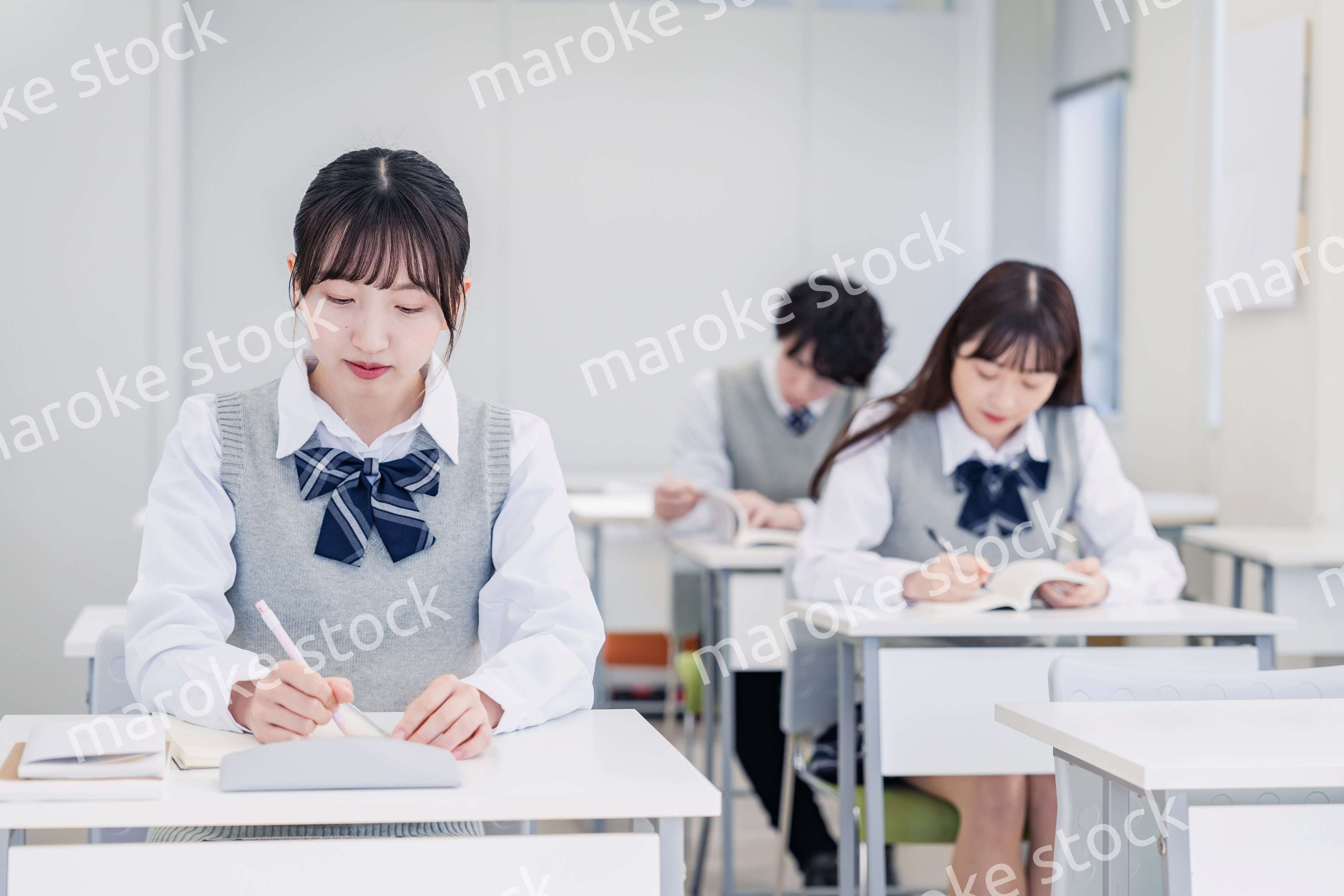 集中してノートを取る高校生