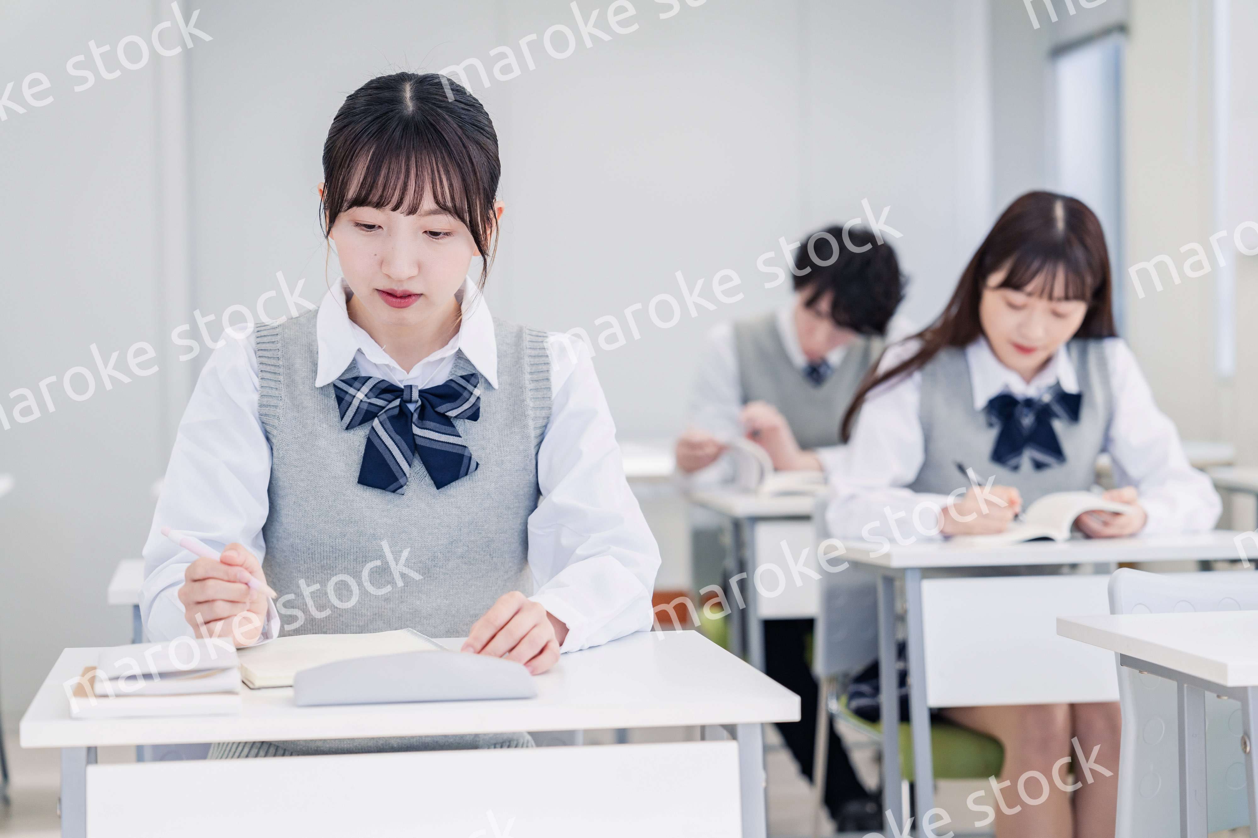 集中してノートを取る高校生