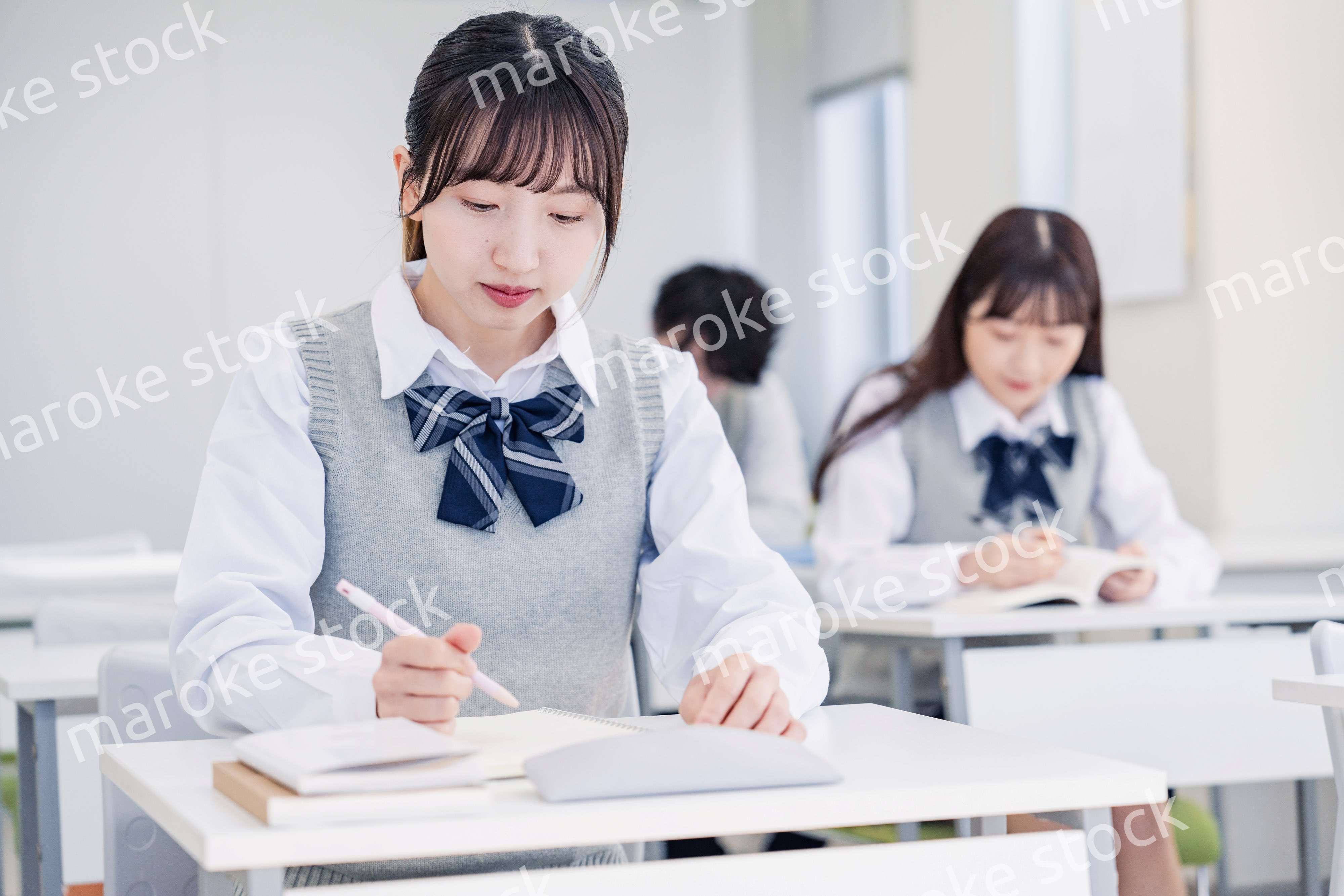 集中してノートを取る高校生