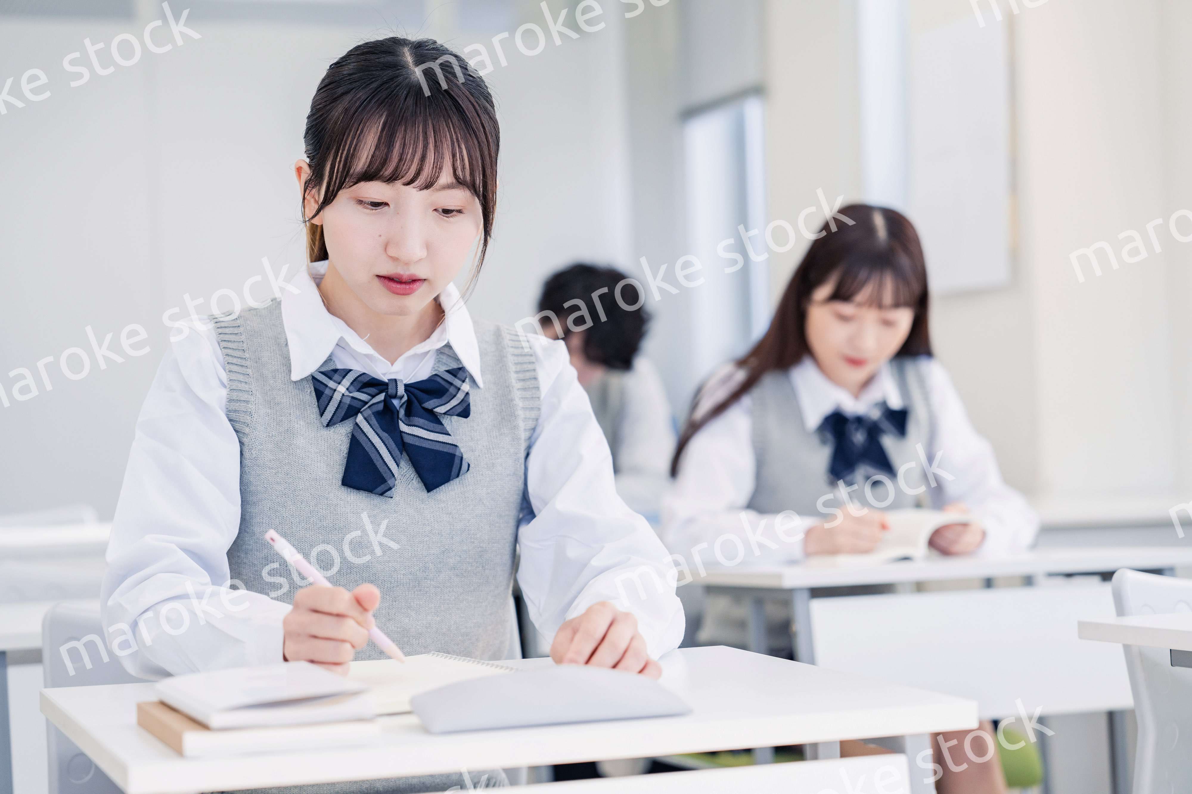 集中してノートを取る高校生