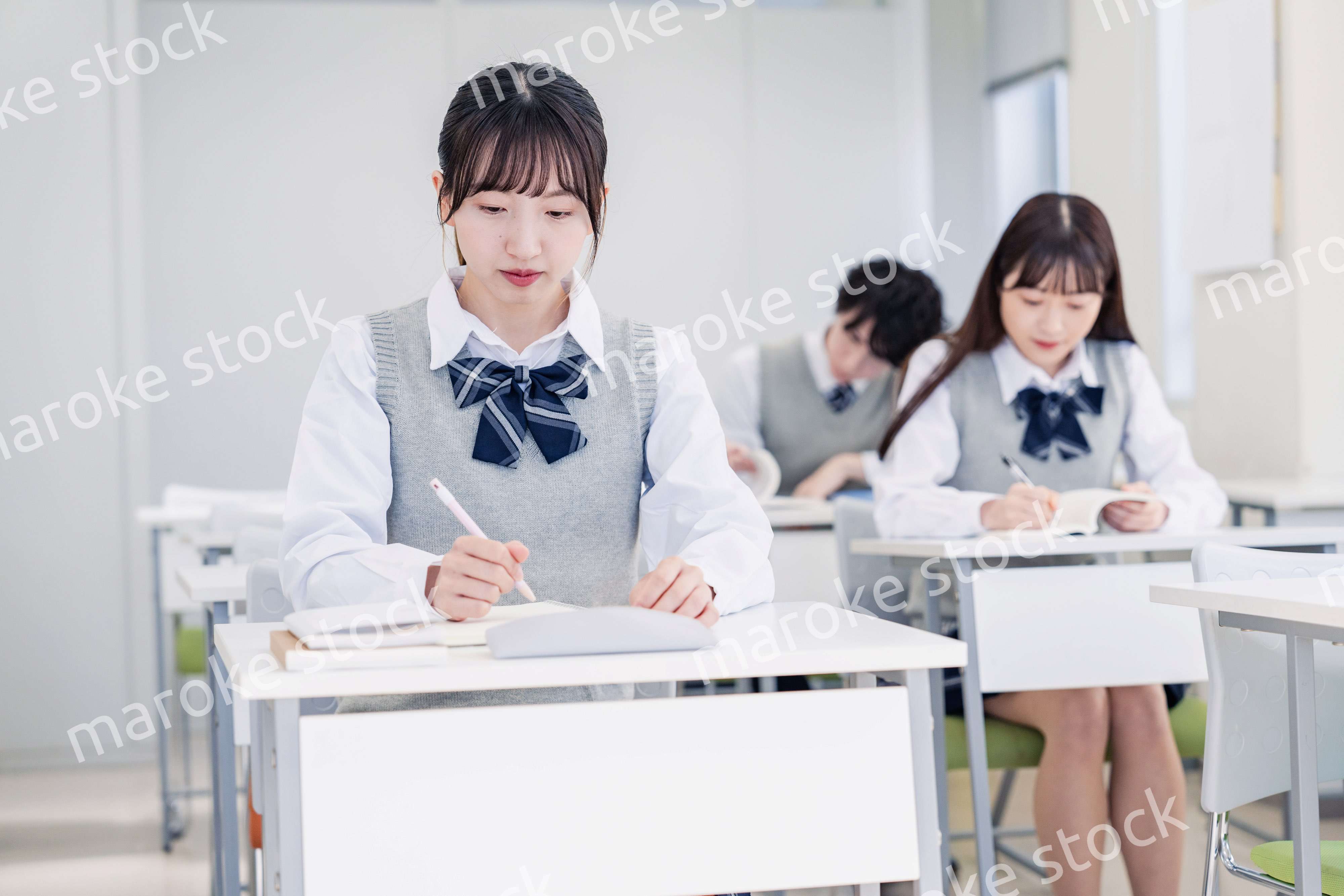 集中してノートを取る高校生