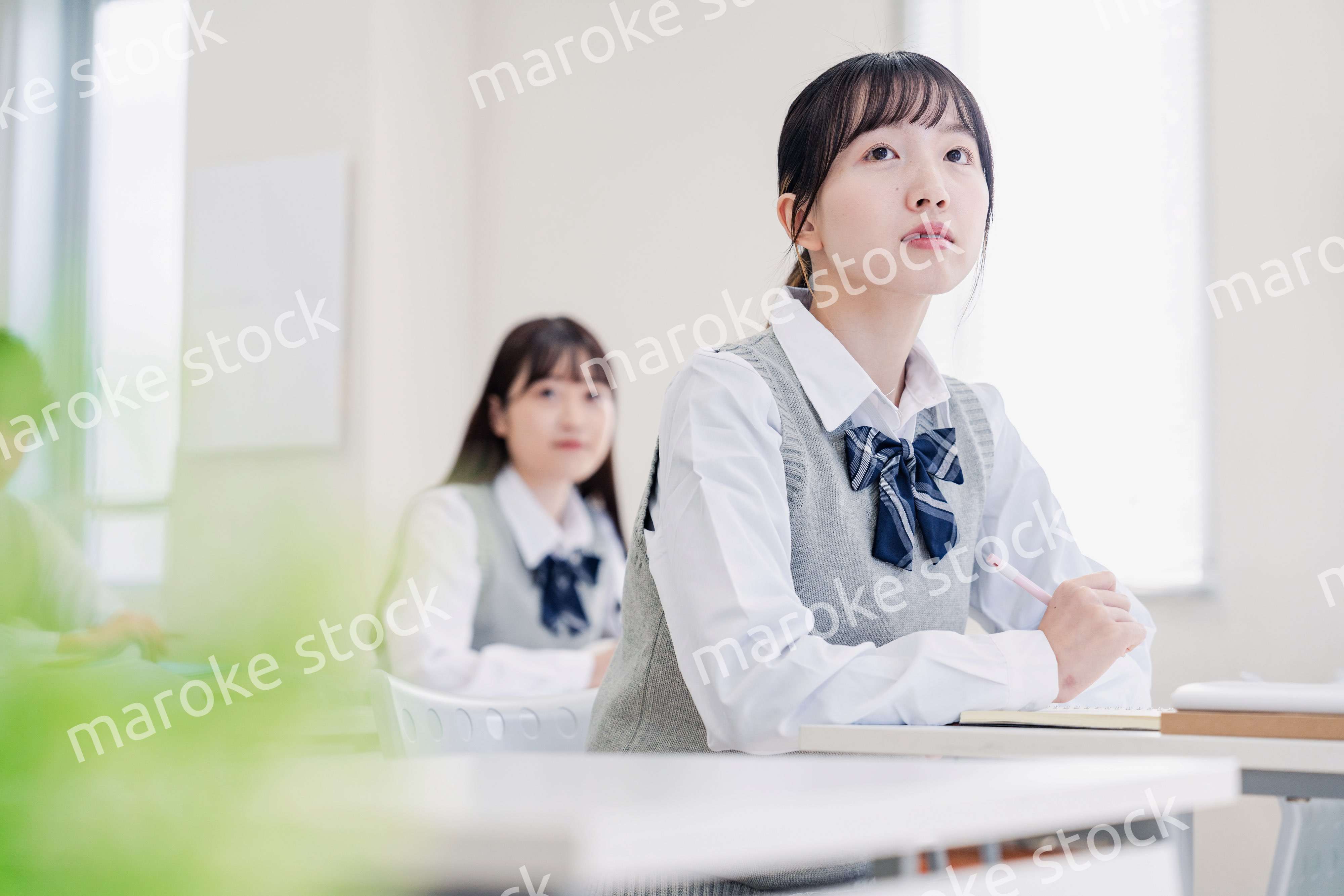 教室で真剣に授業を受ける高校生