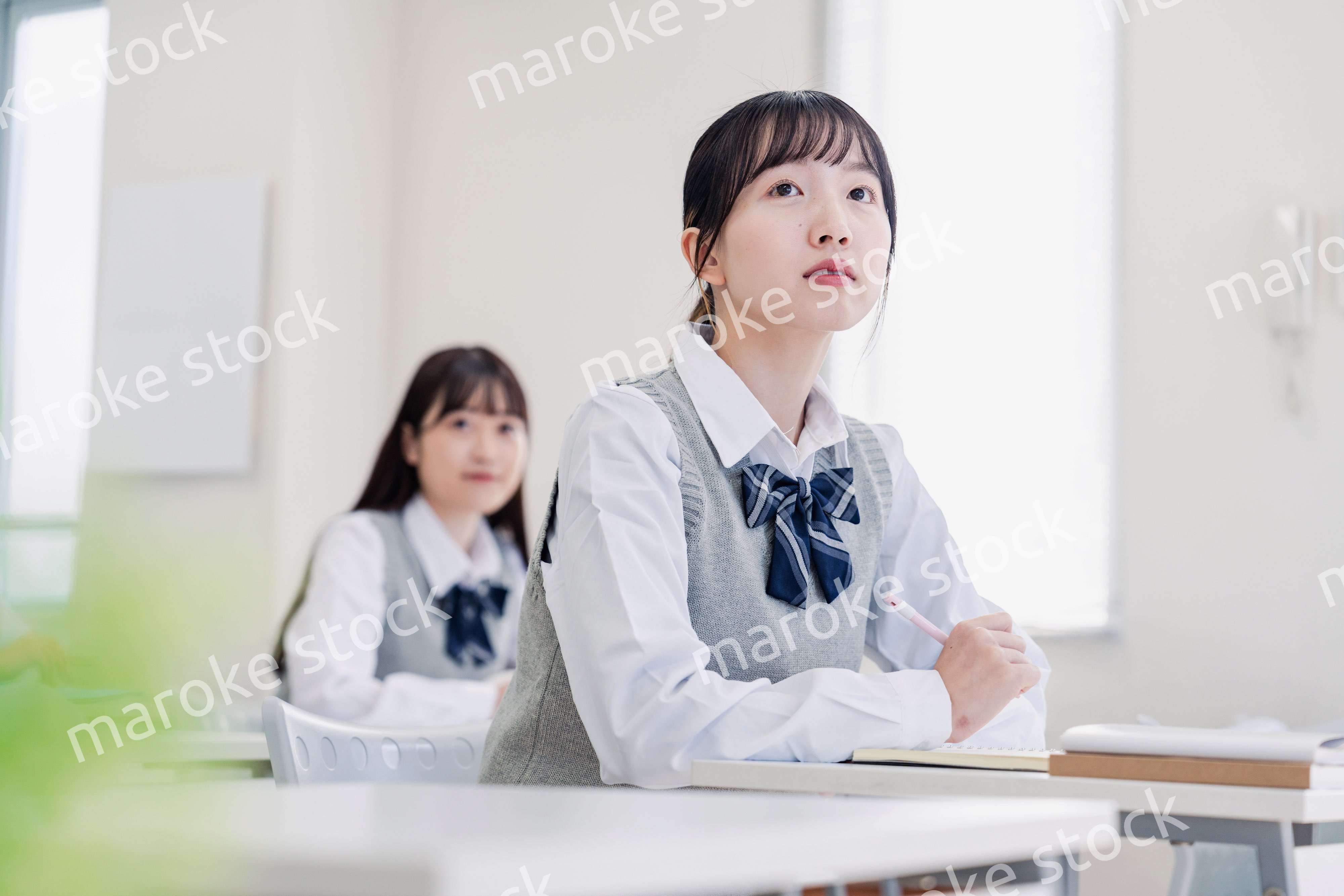 教室で真剣に授業を受ける高校生