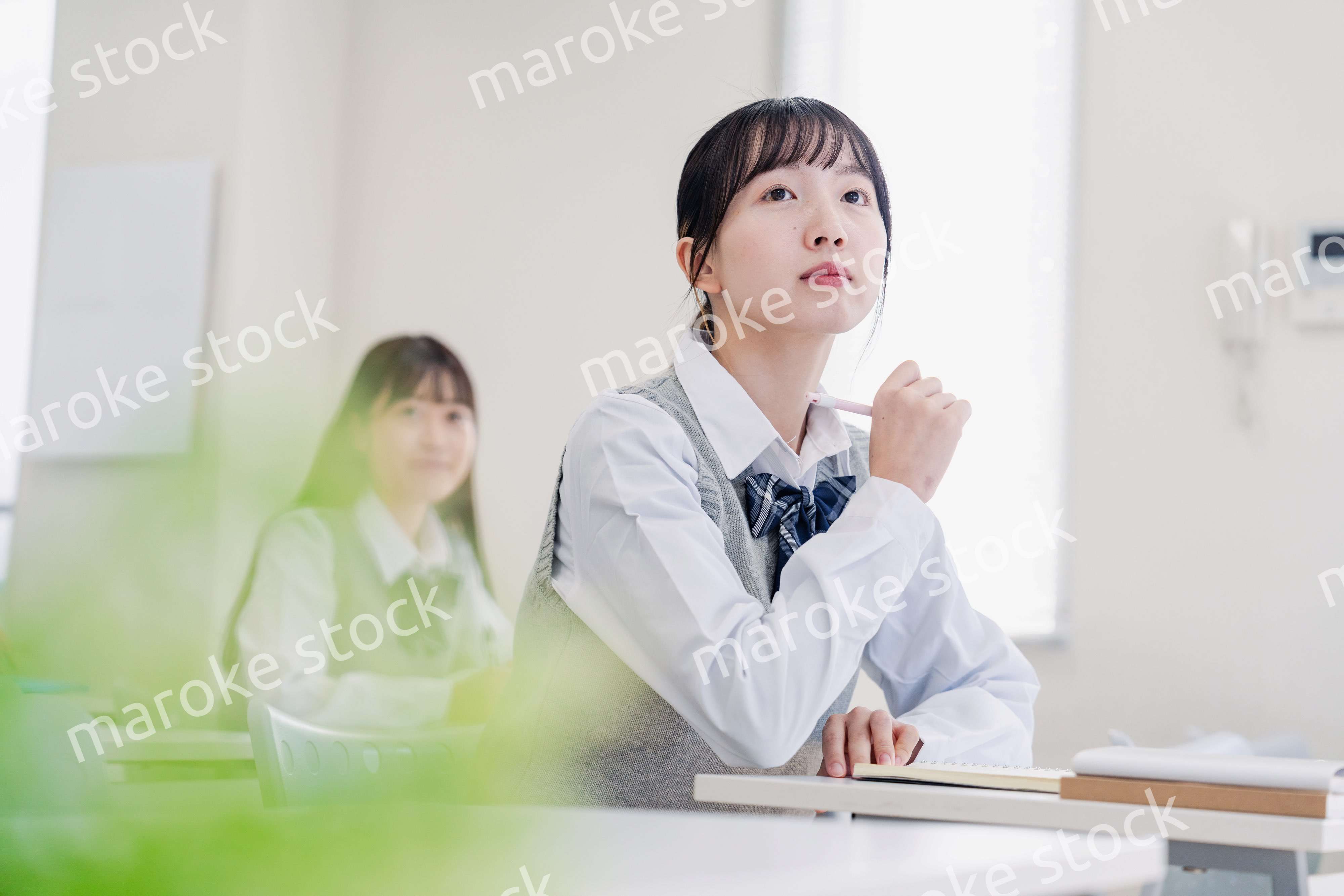 教室で真剣に授業を受ける高校生