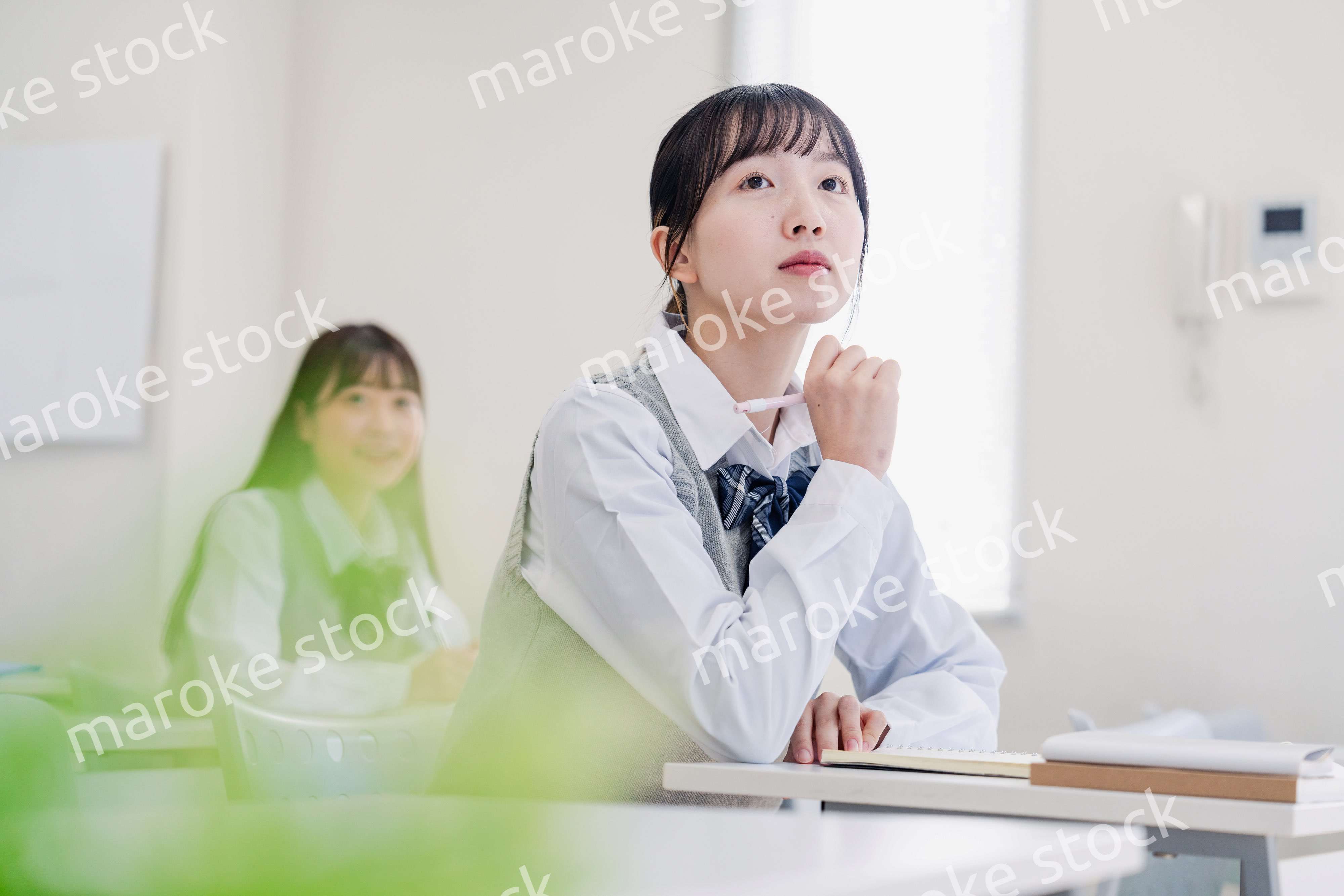 教室で真剣に授業を受ける高校生