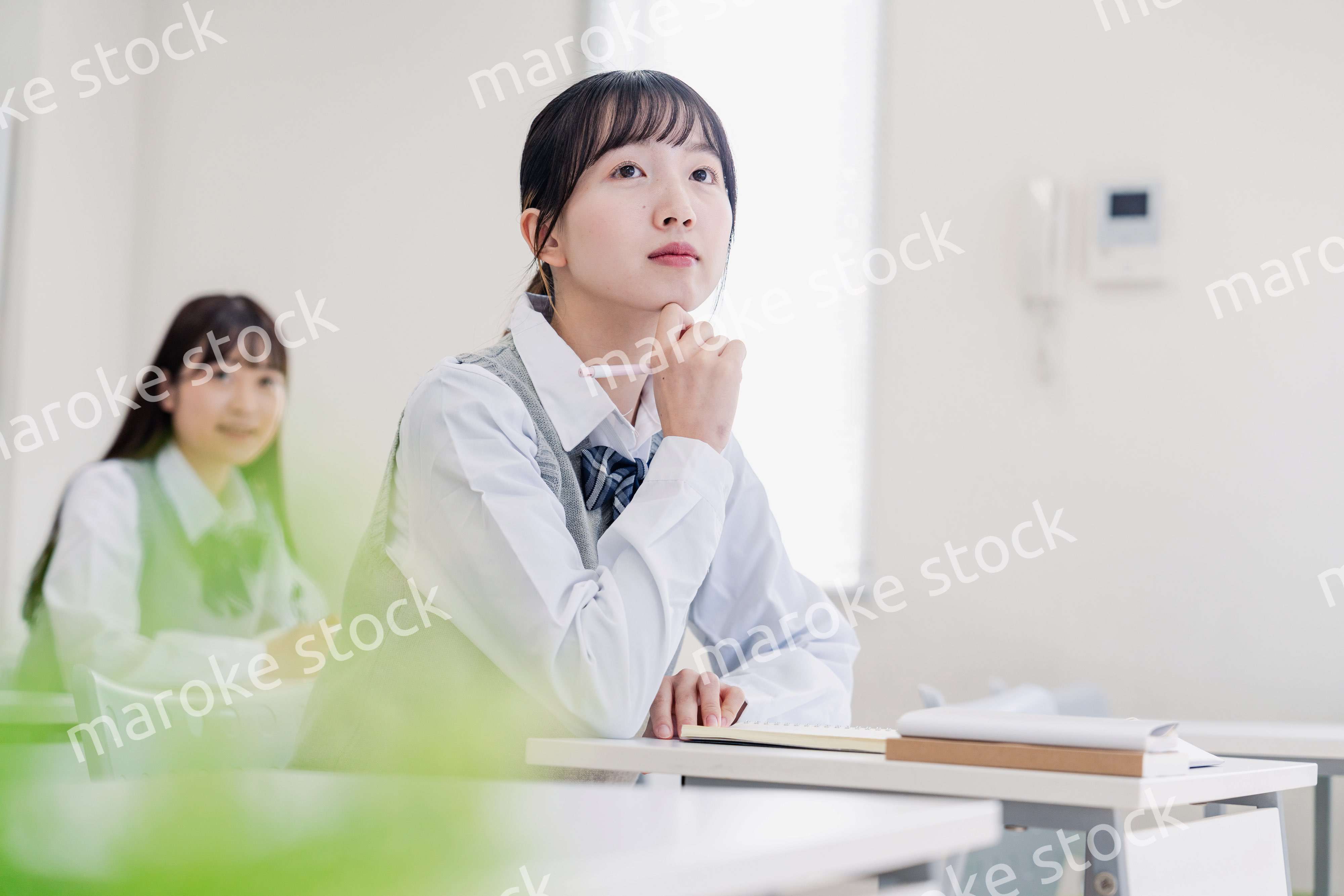 教室で真剣に授業を受ける高校生