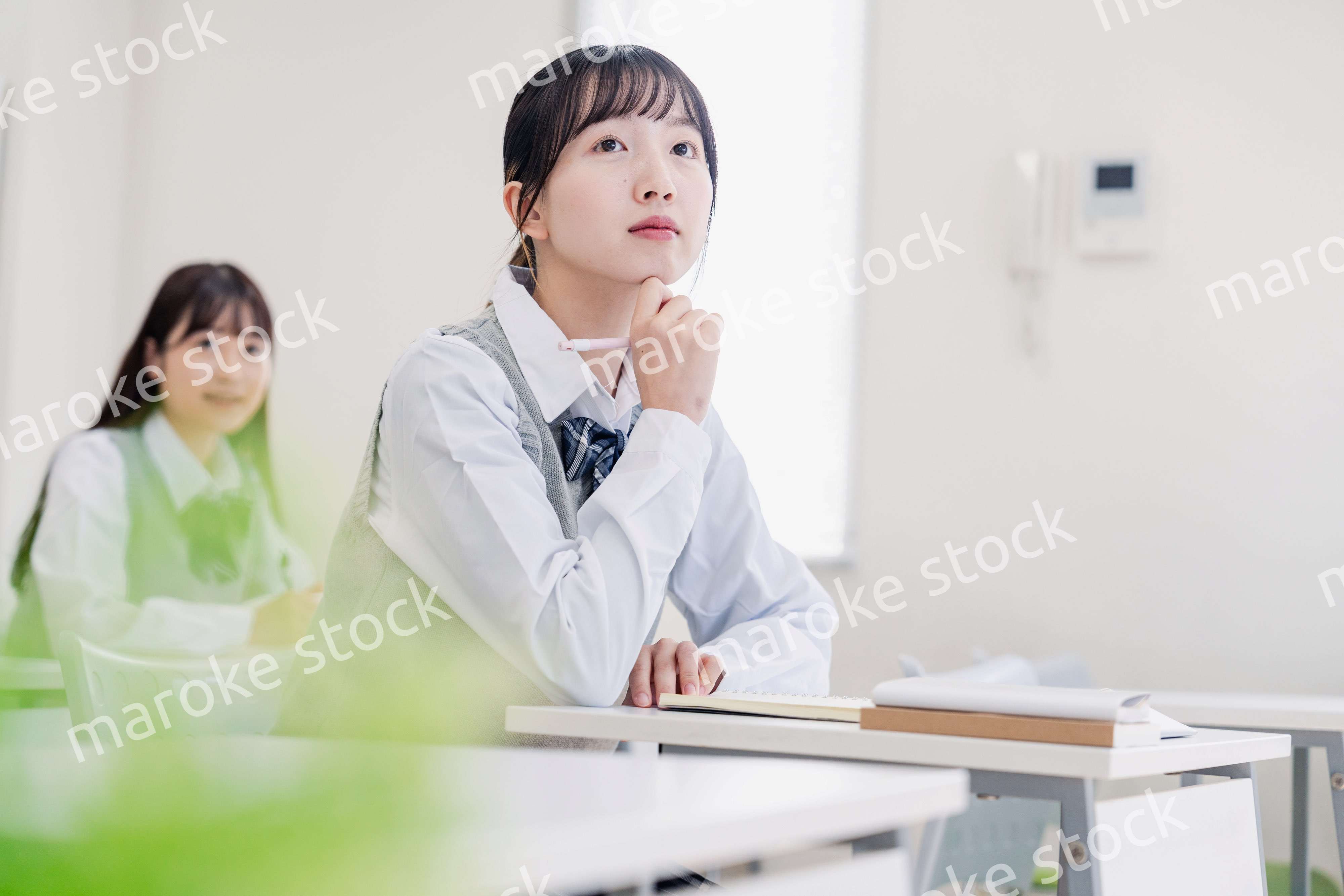 教室で真剣に授業を受ける高校生