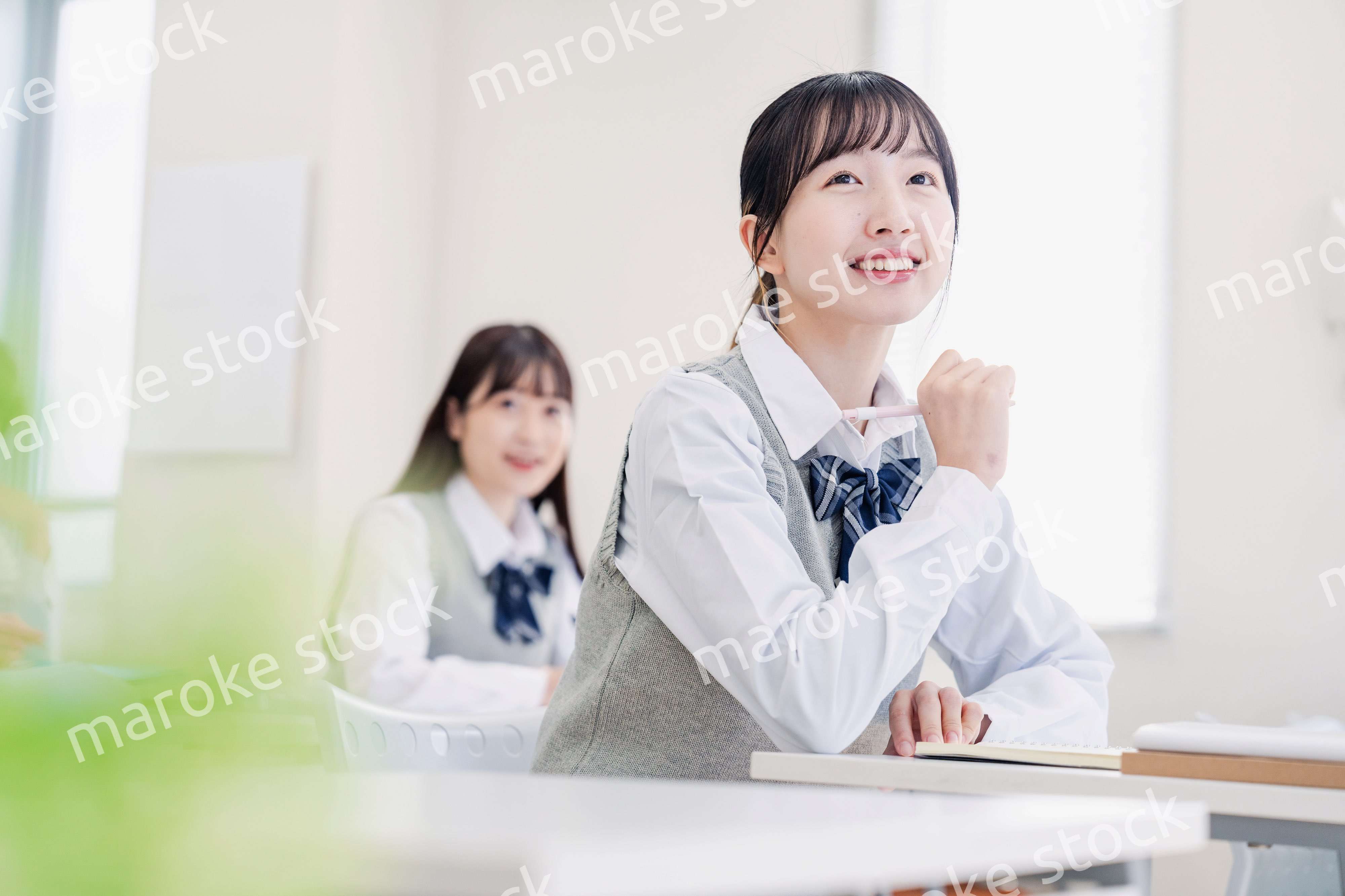 教室でにこやかに授業を受ける女子高生