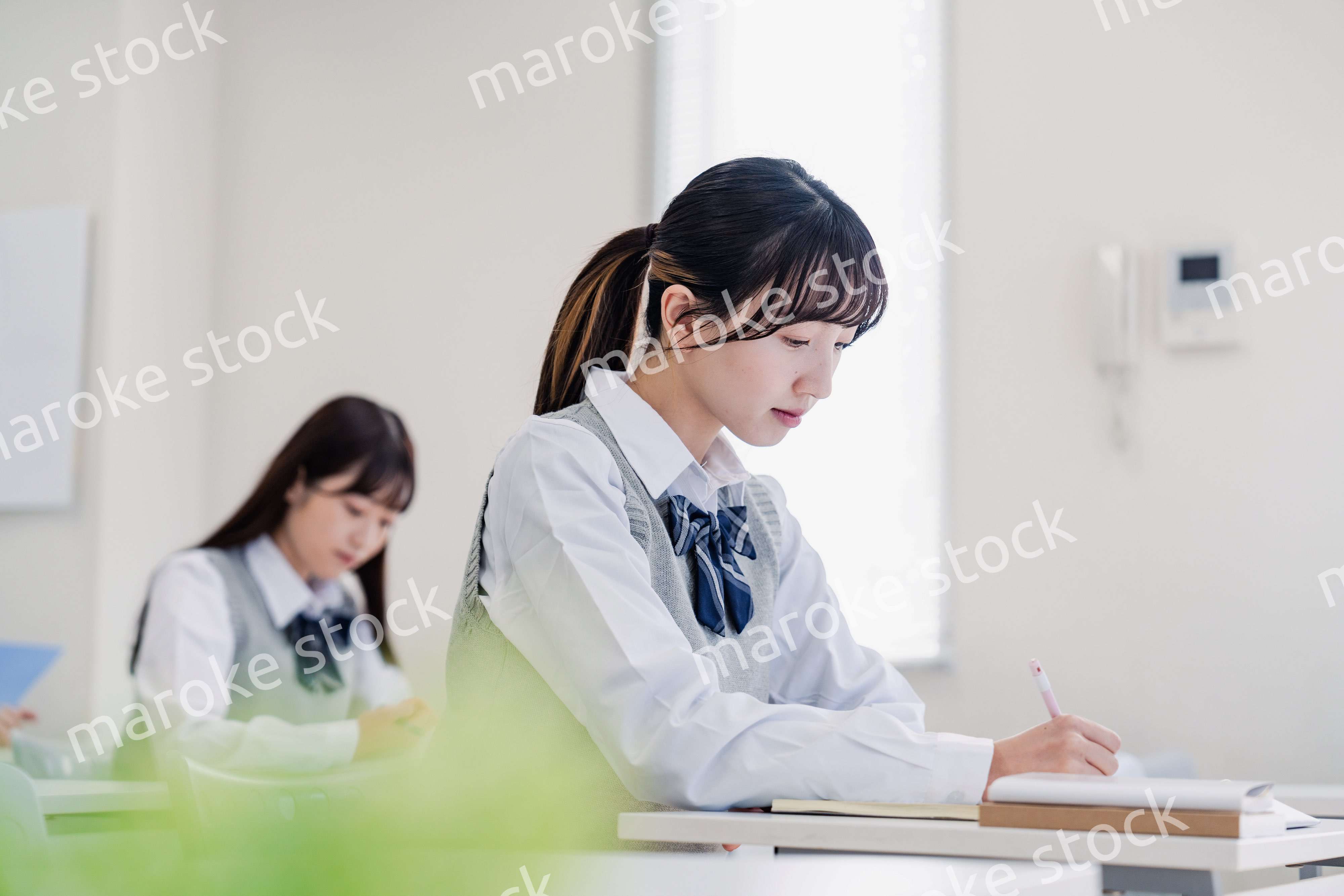 集中してノートを取る高校生