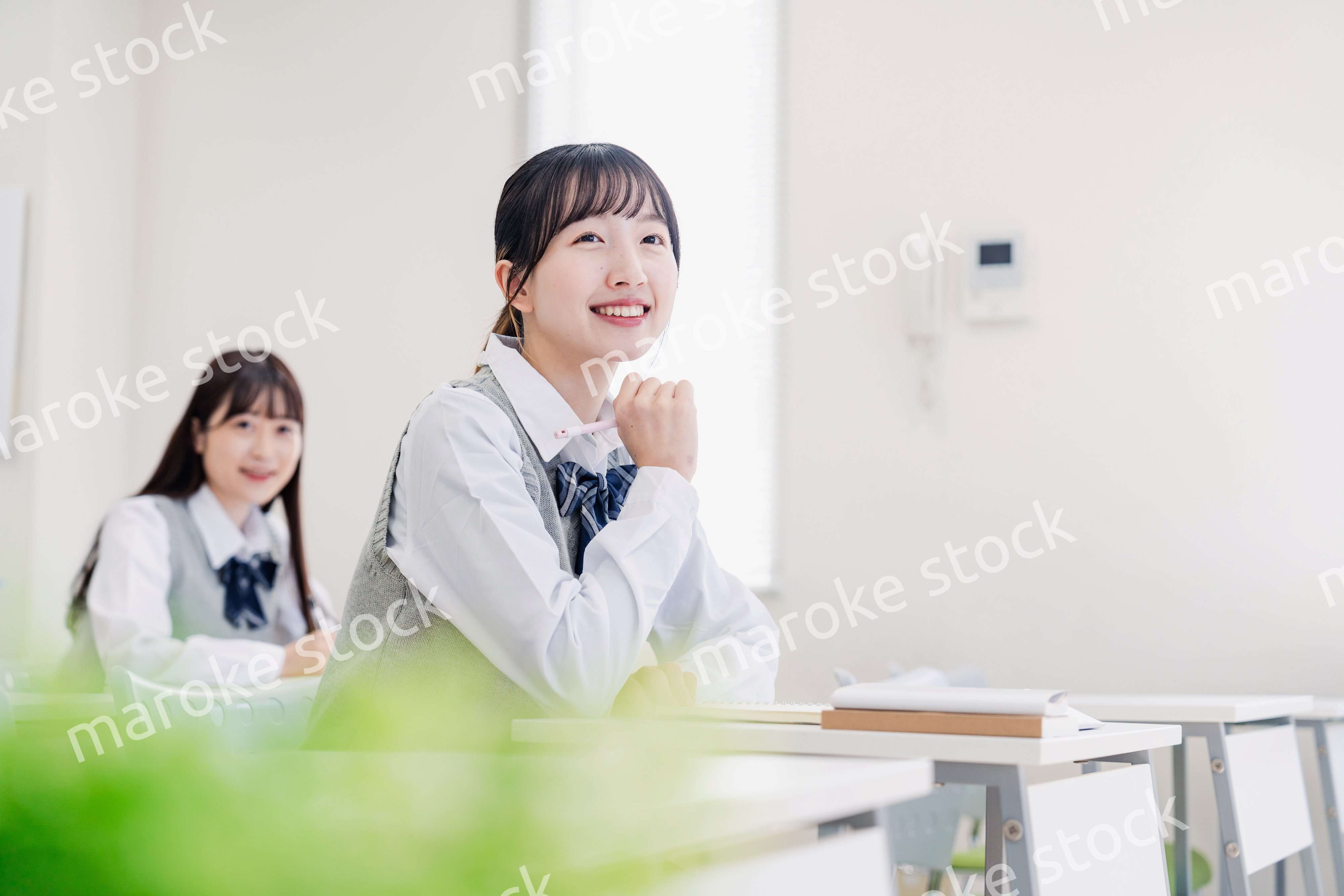 教室でにこやかに授業を受ける女子高生