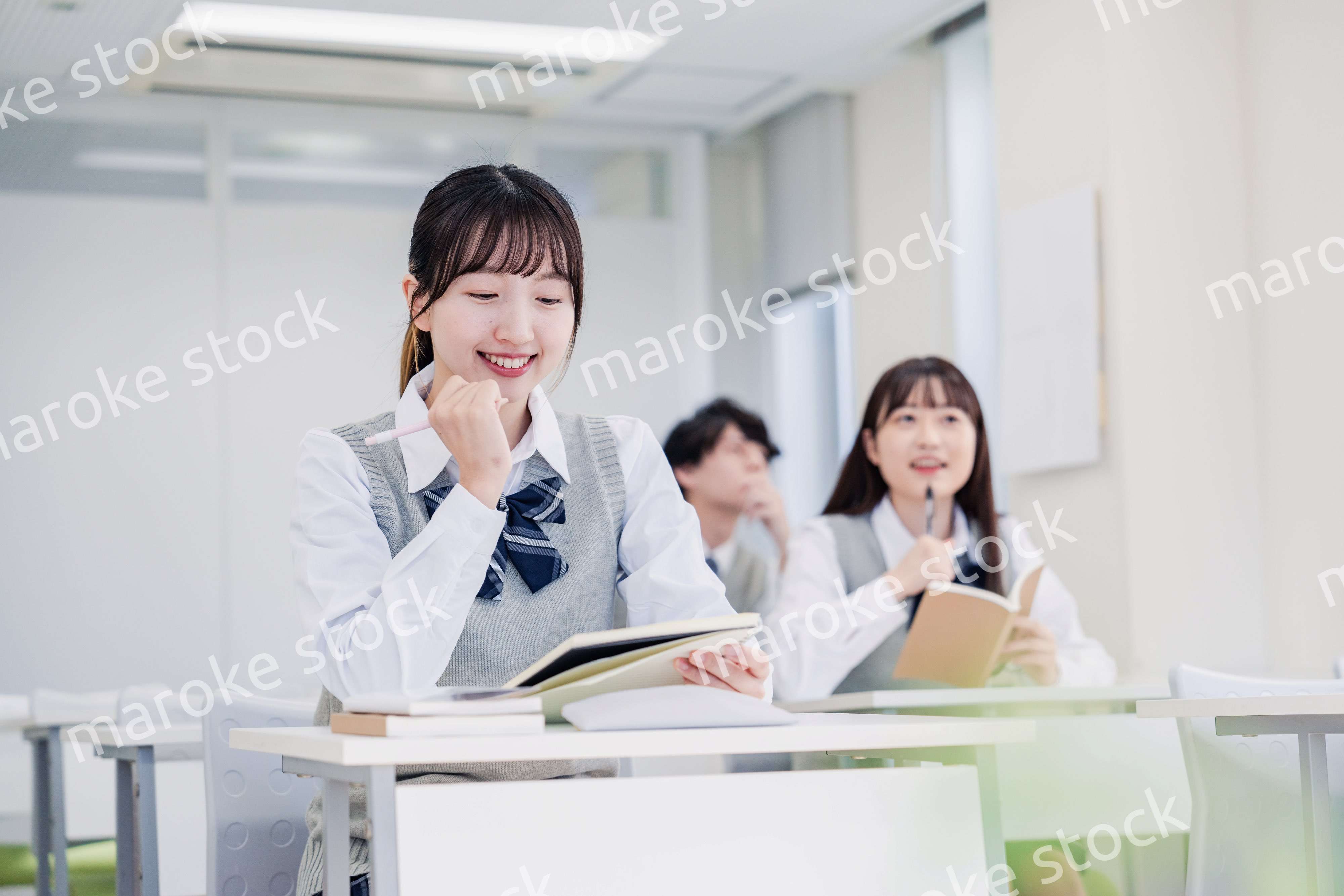 悩みながら問題を解く高校生