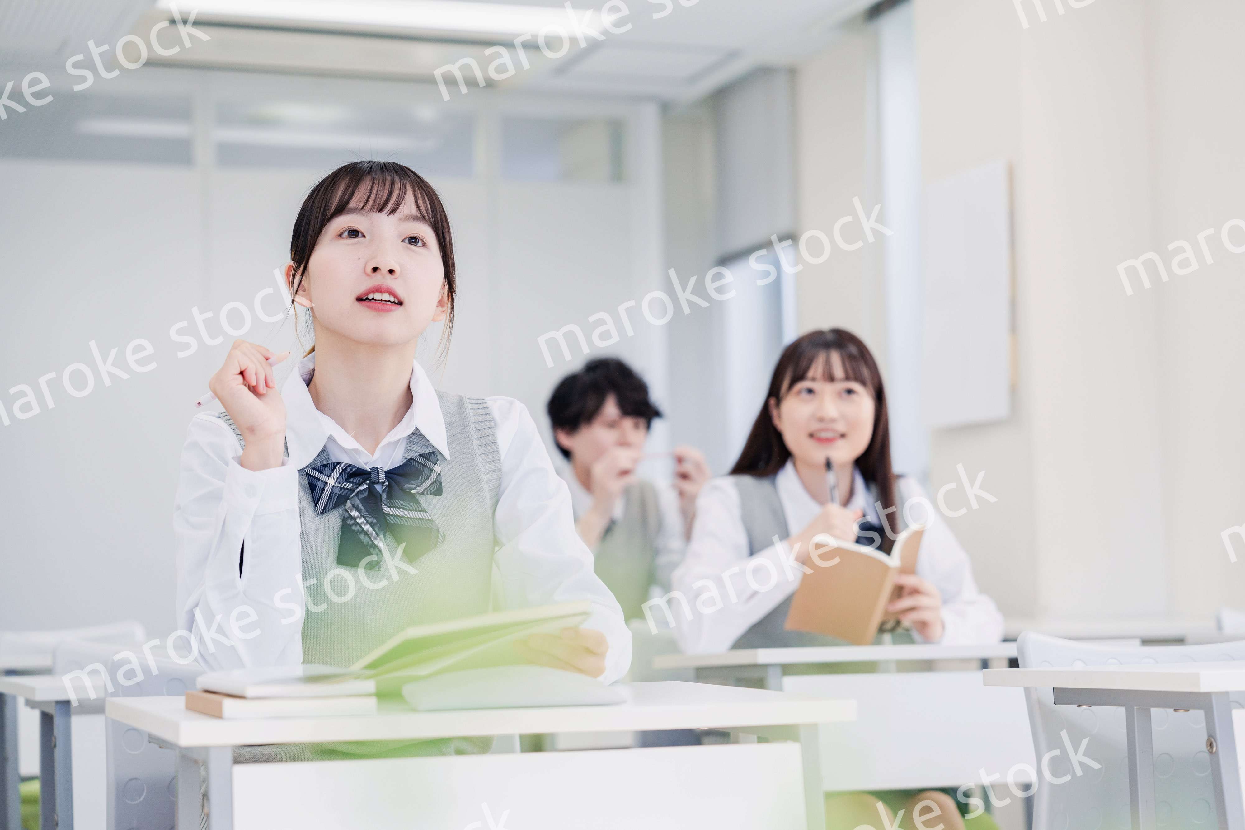 悩みながら問題を解く高校生