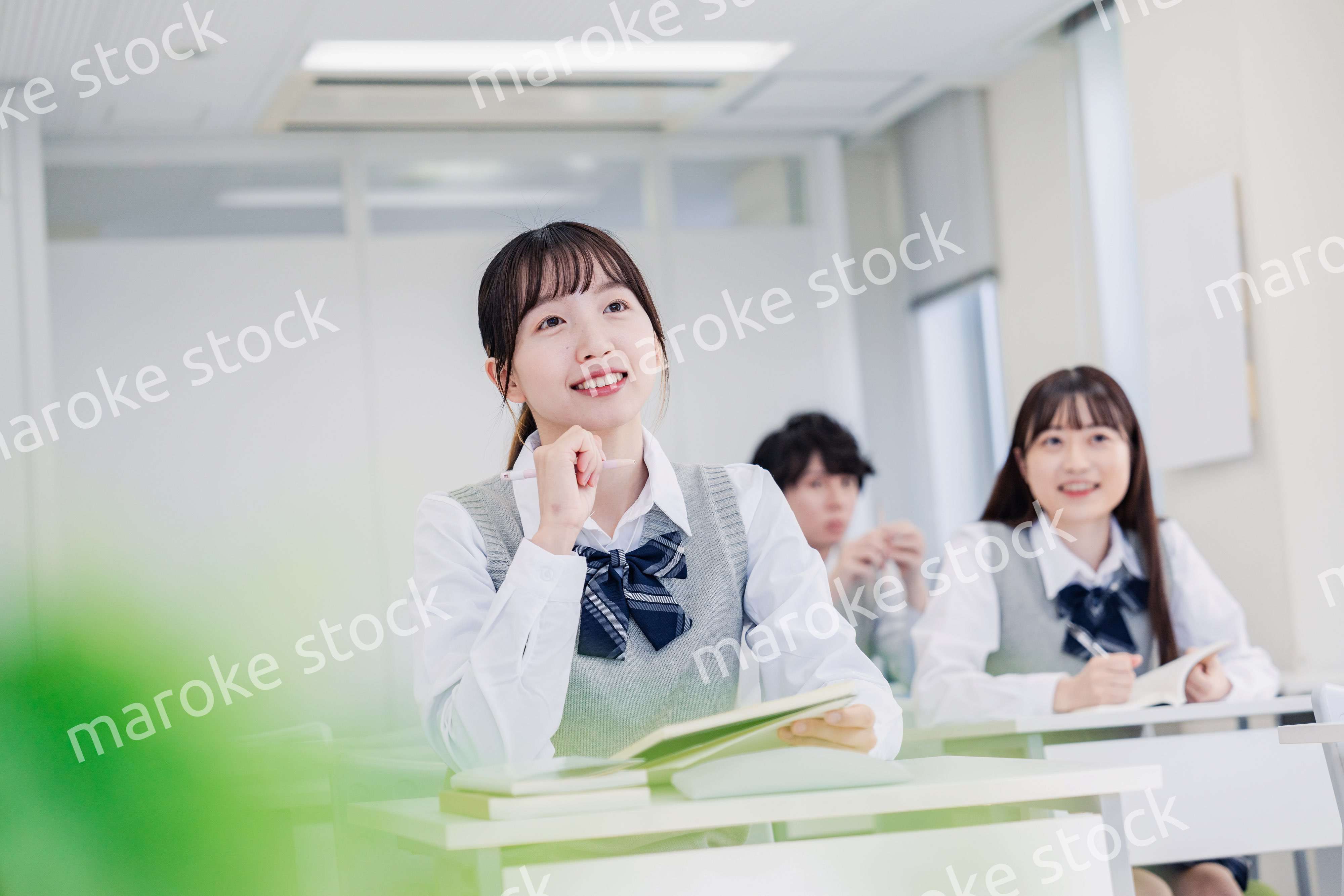 悩みながら問題を解く高校生