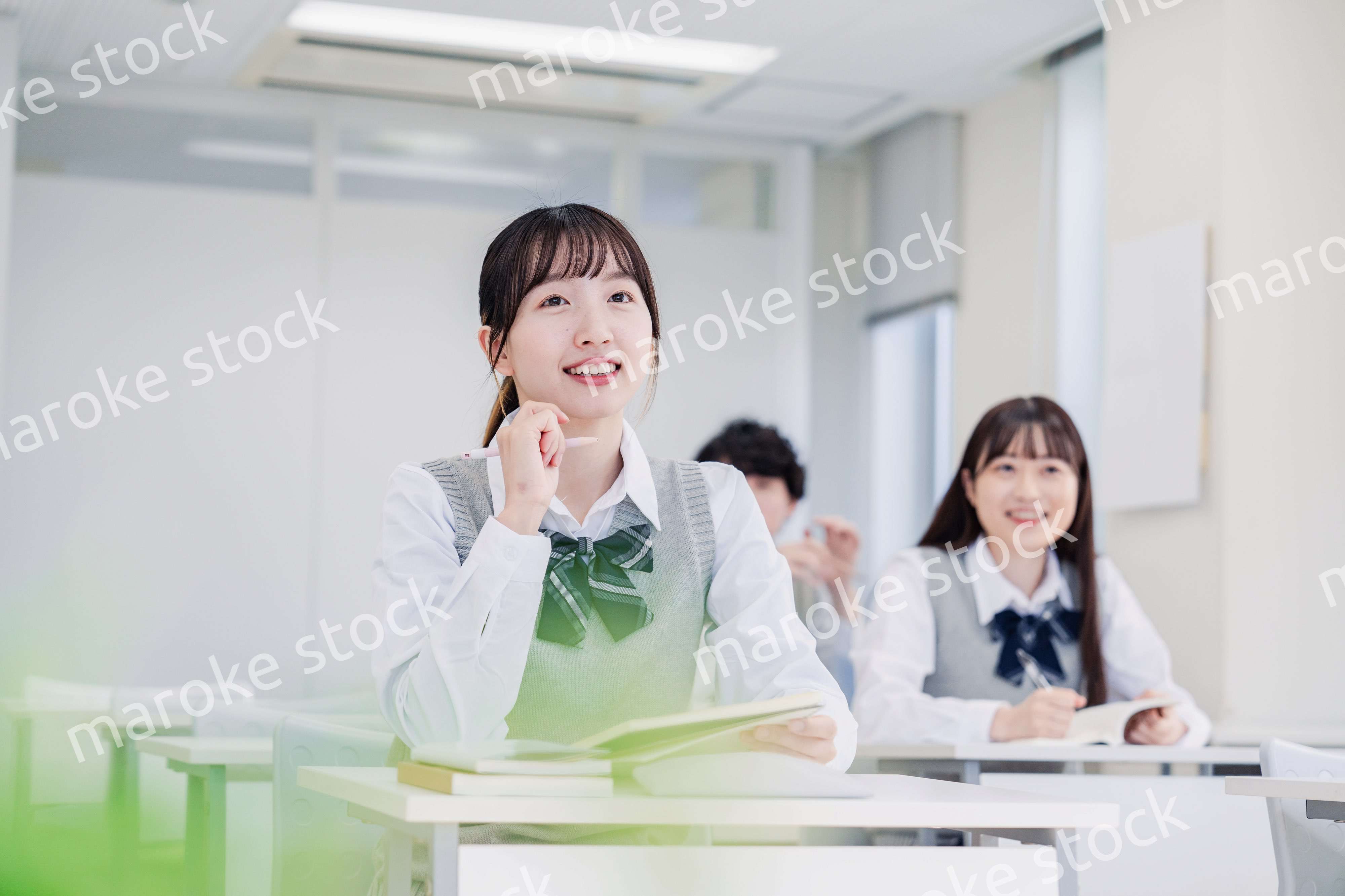 悩みながら問題を解く高校生