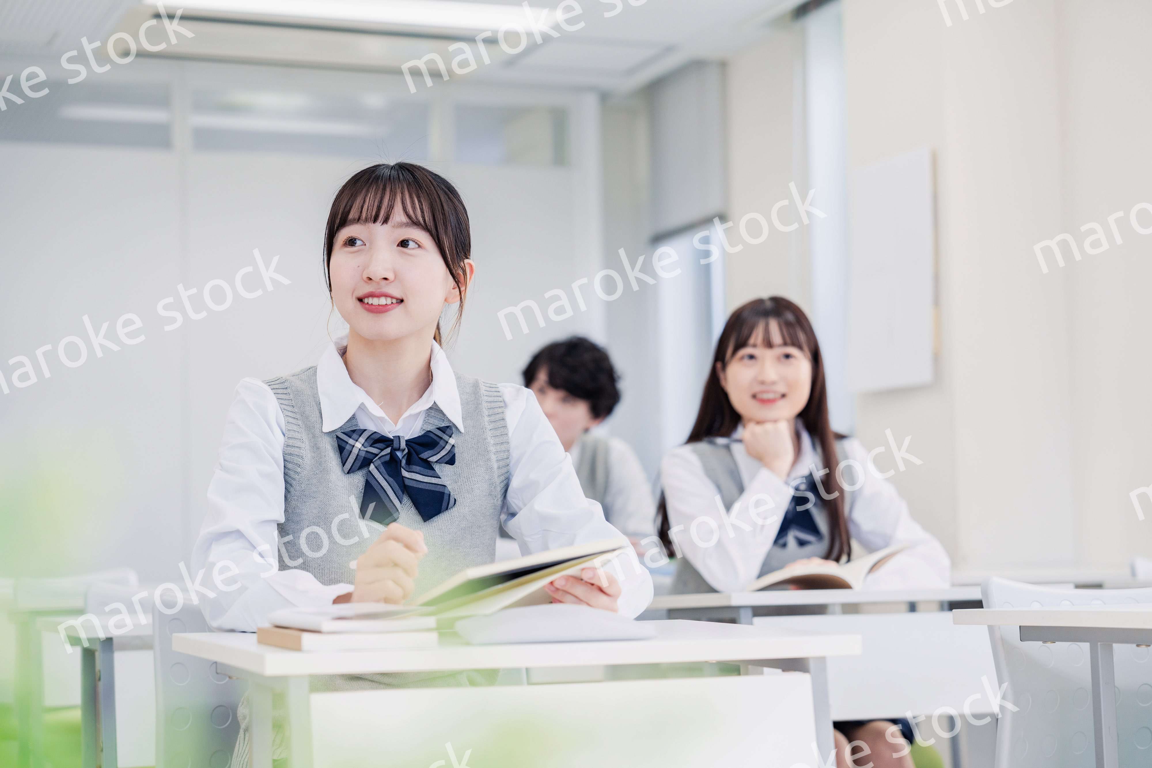 悩みながら問題を解く高校生