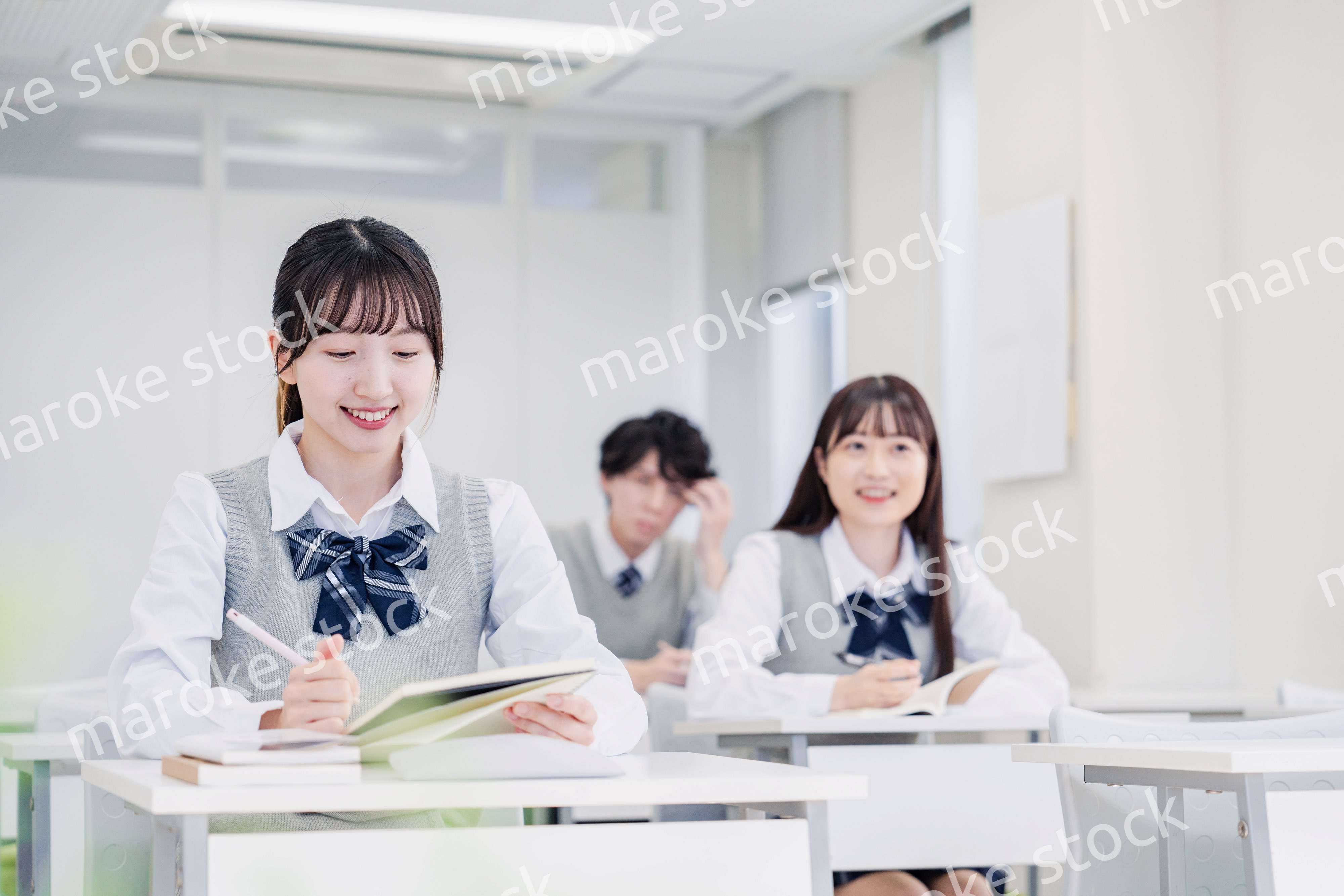 悩みながら問題を解く高校生