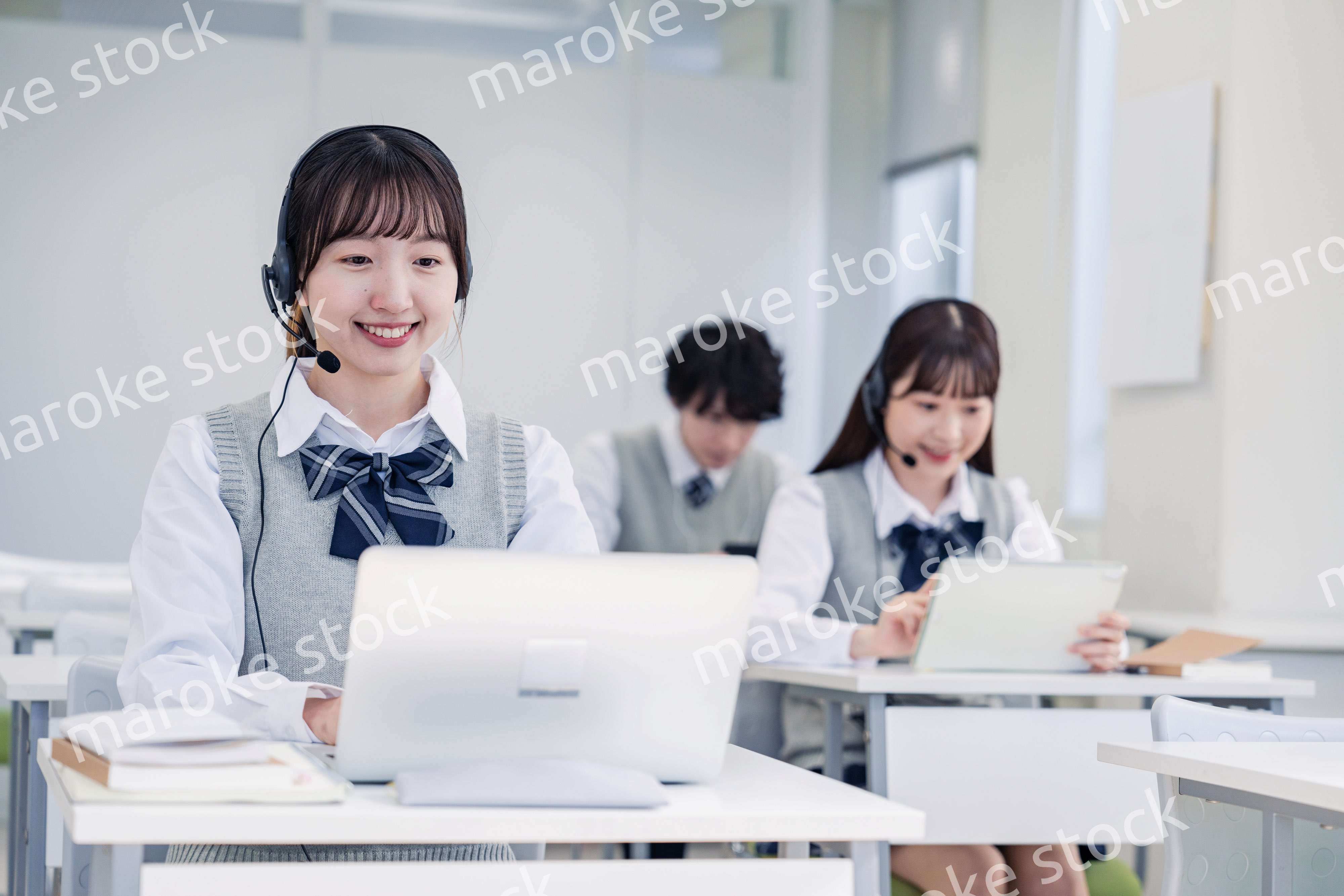 デジタル端末で授業を受ける高校生