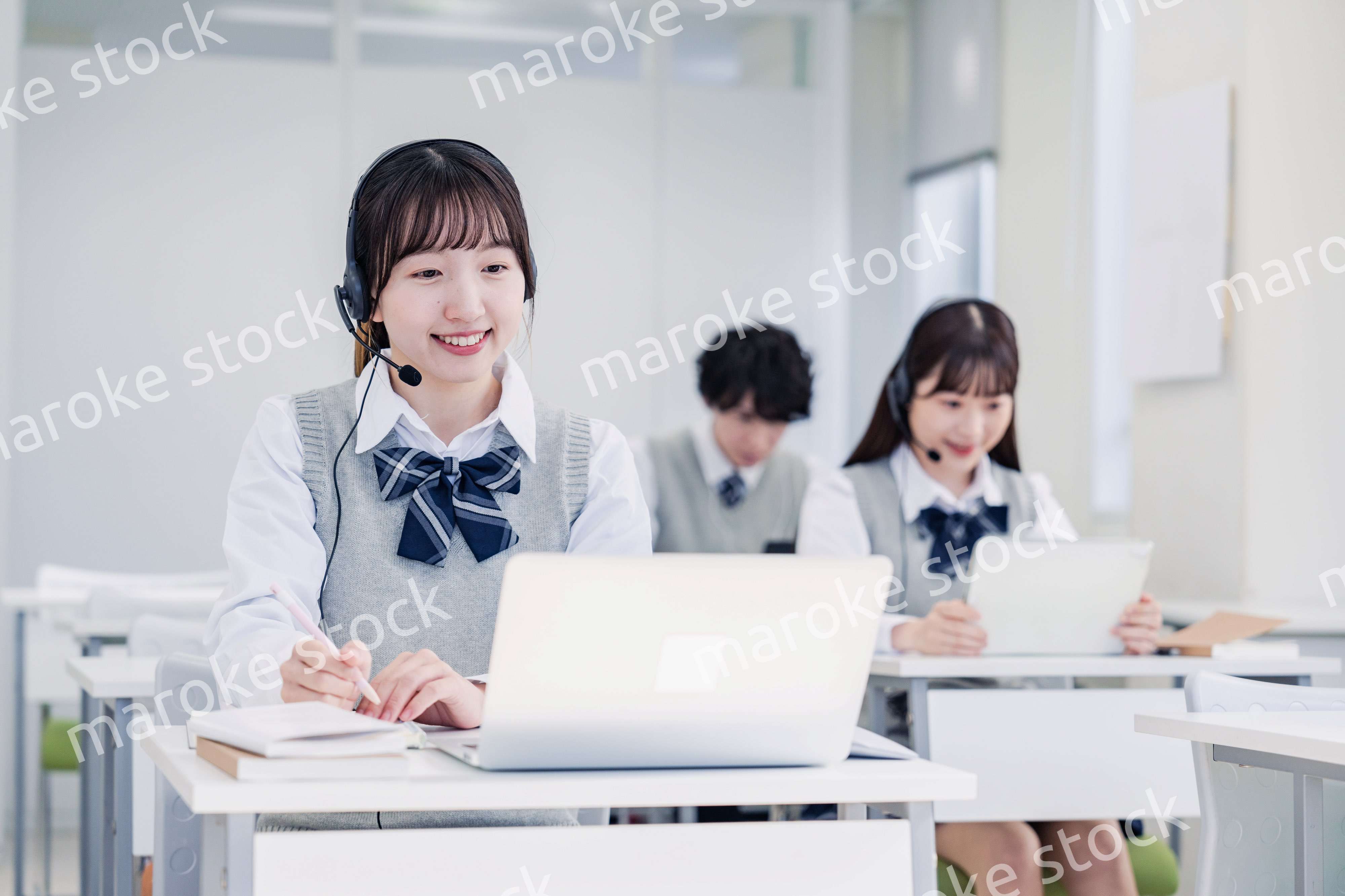 デジタル端末で授業を受ける高校生