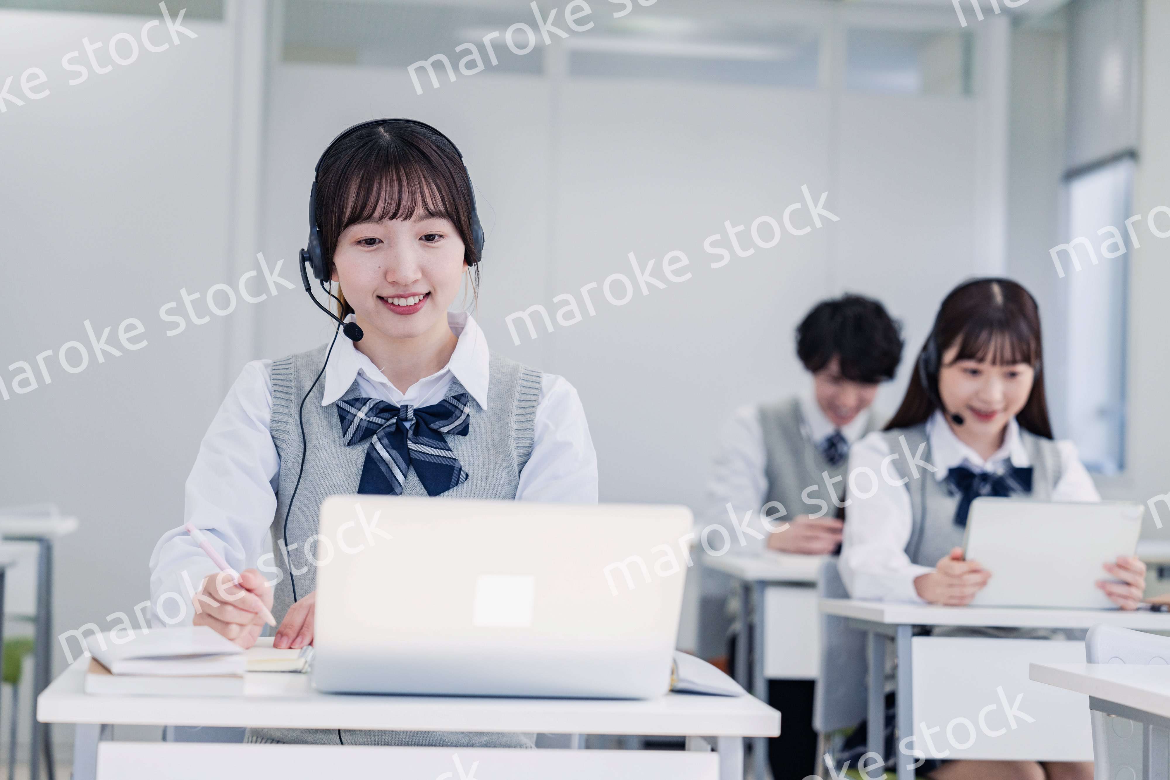 デジタル端末で授業を受ける高校生