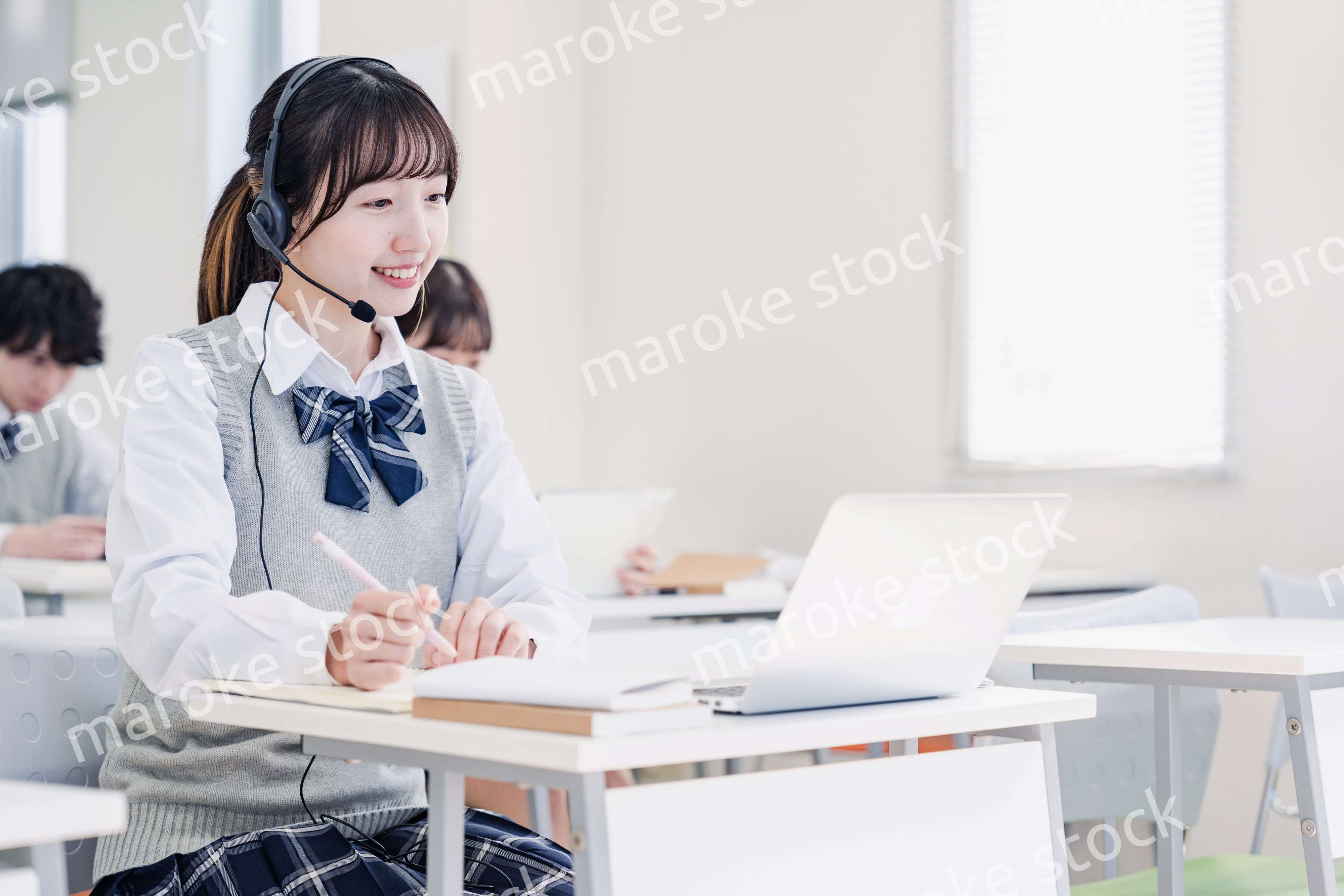 デジタル端末で授業を受ける高校生