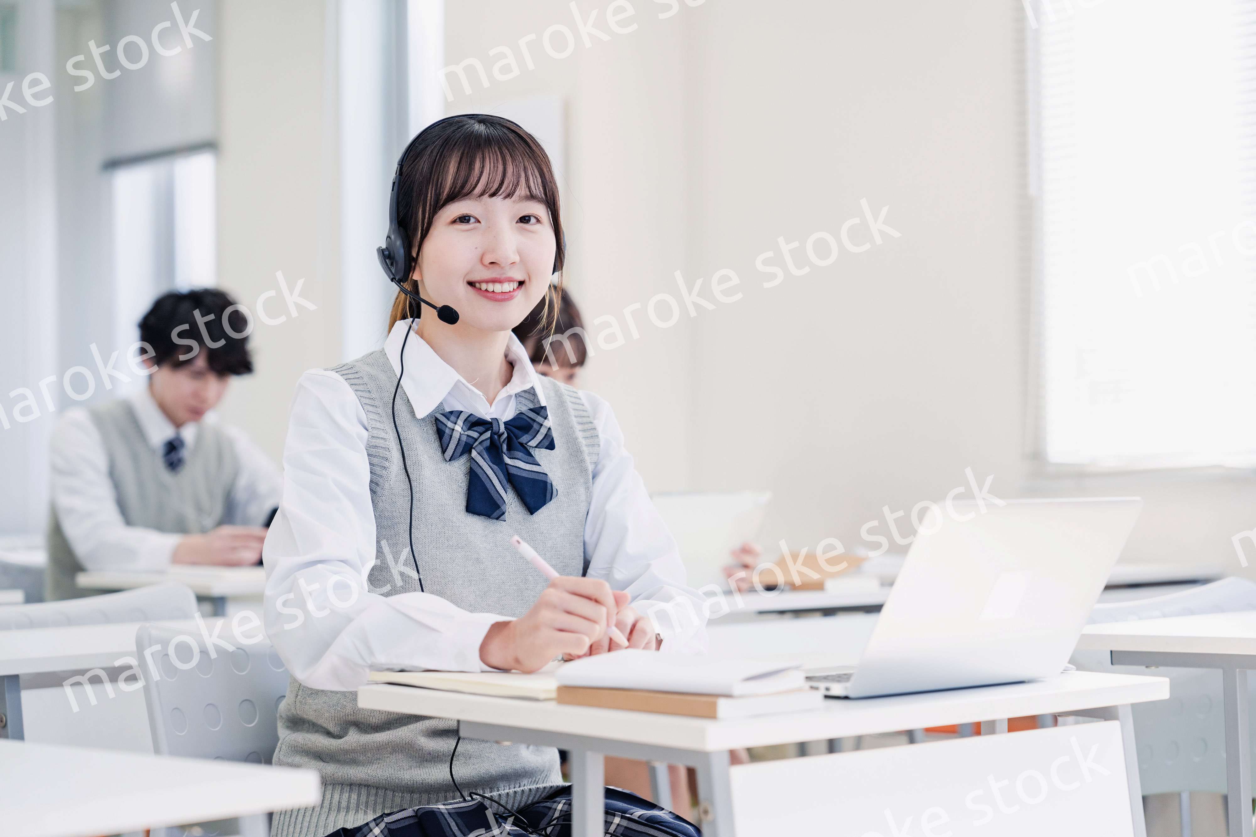 デジタル端末で授業を受ける高校生