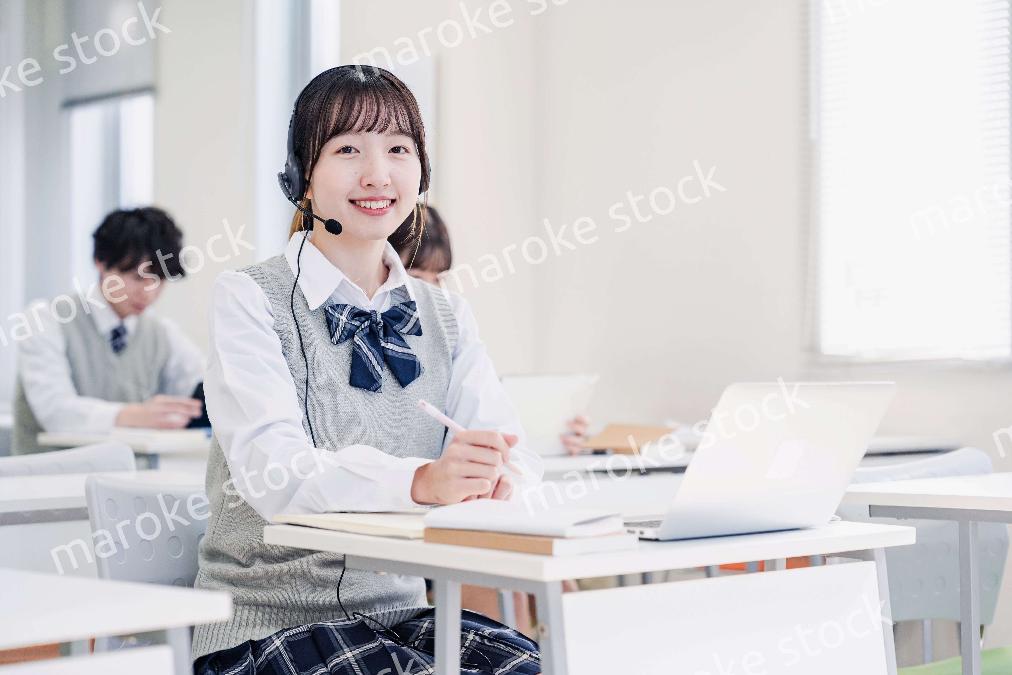 デジタル端末で授業を受ける高校生