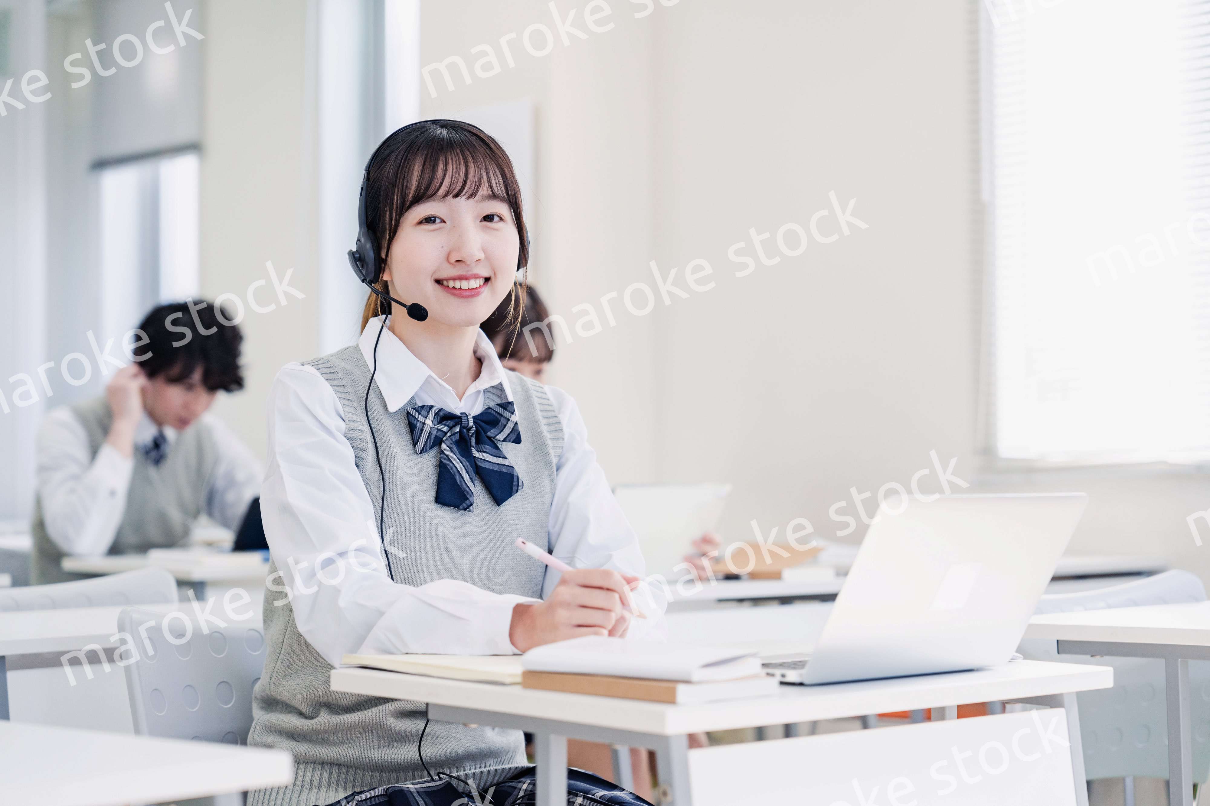 デジタル端末で授業を受ける高校生