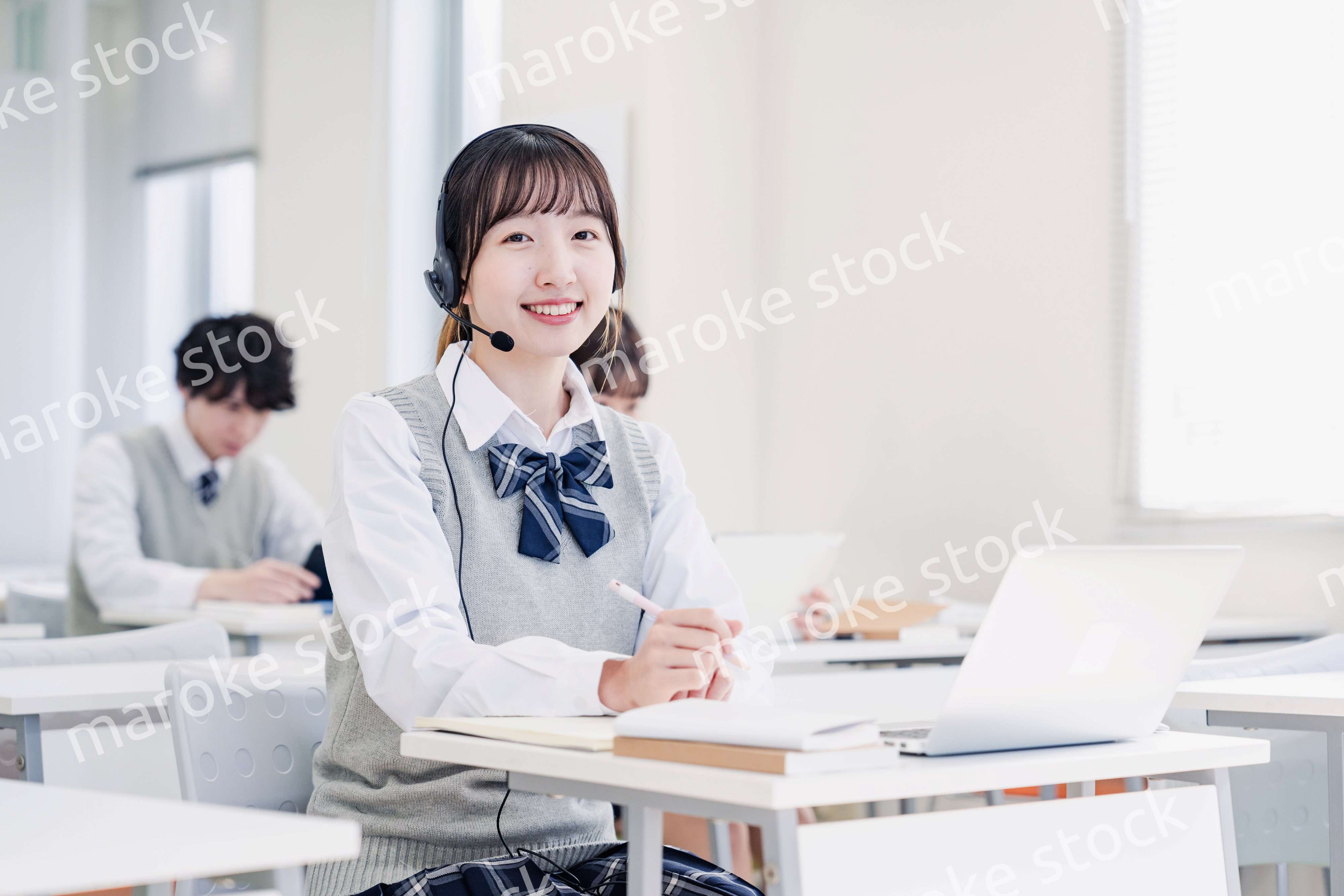 デジタル端末で授業を受ける高校生