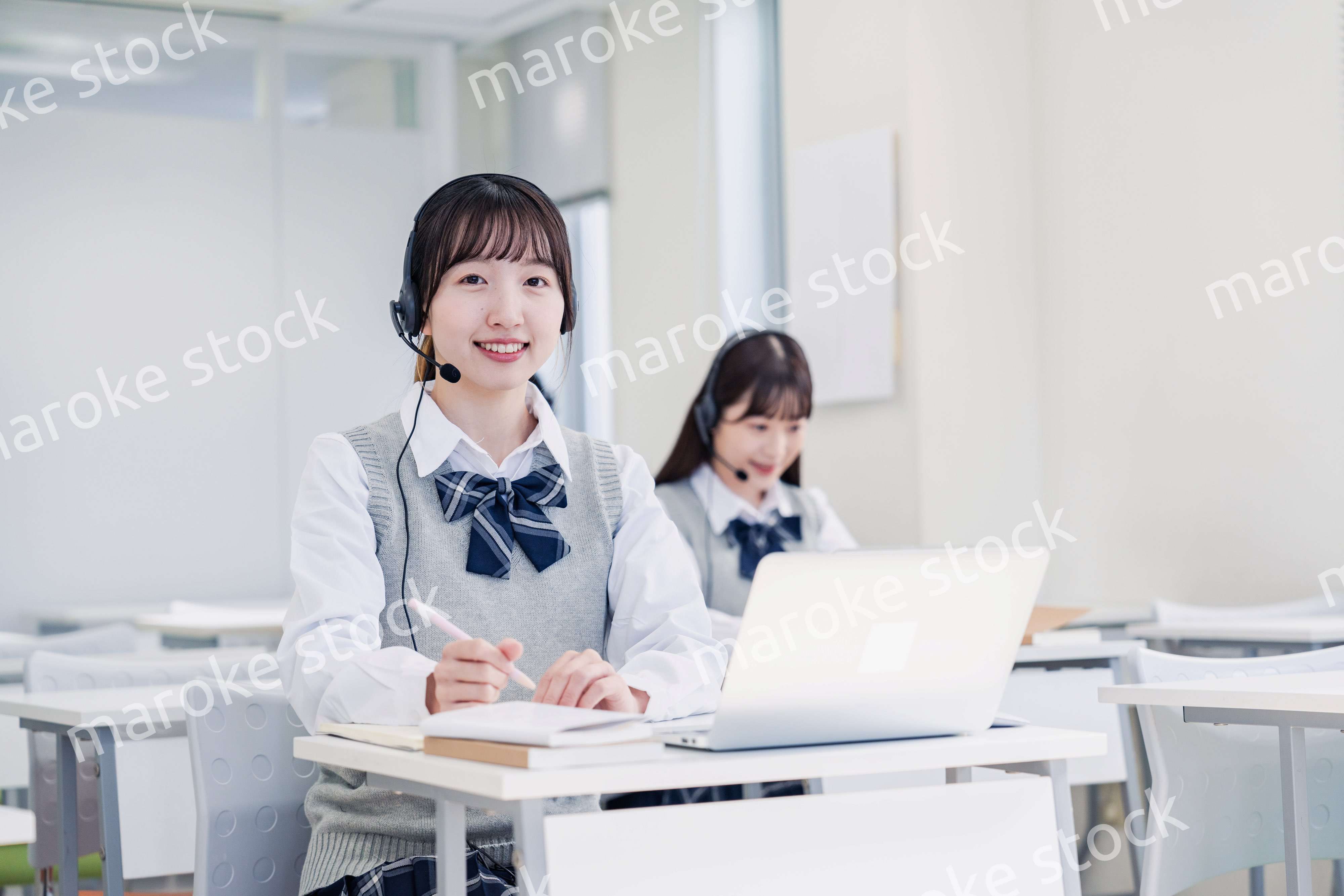 教室でノートパソコンを使う女子高生