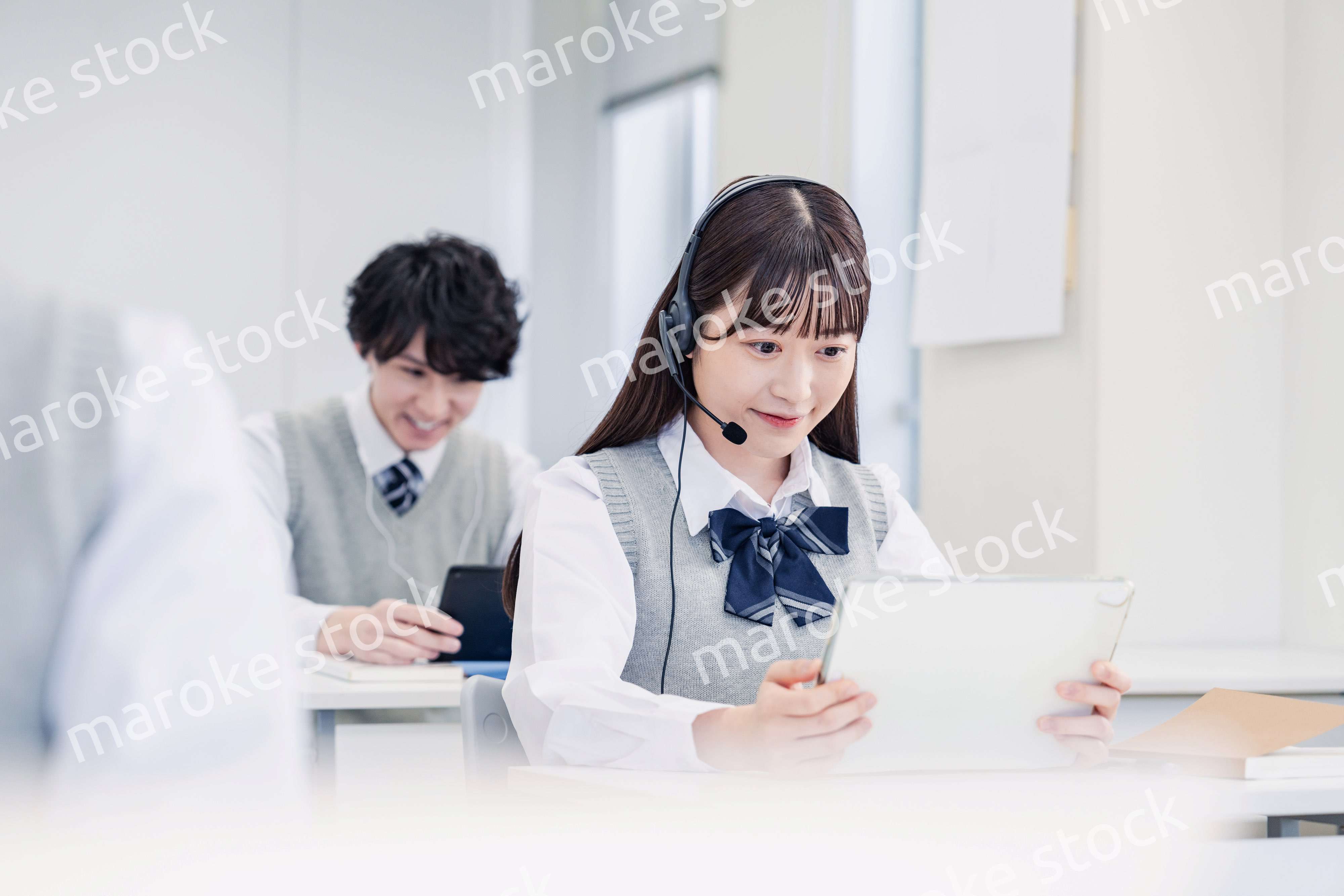 デジタル端末で授業を受ける高校生