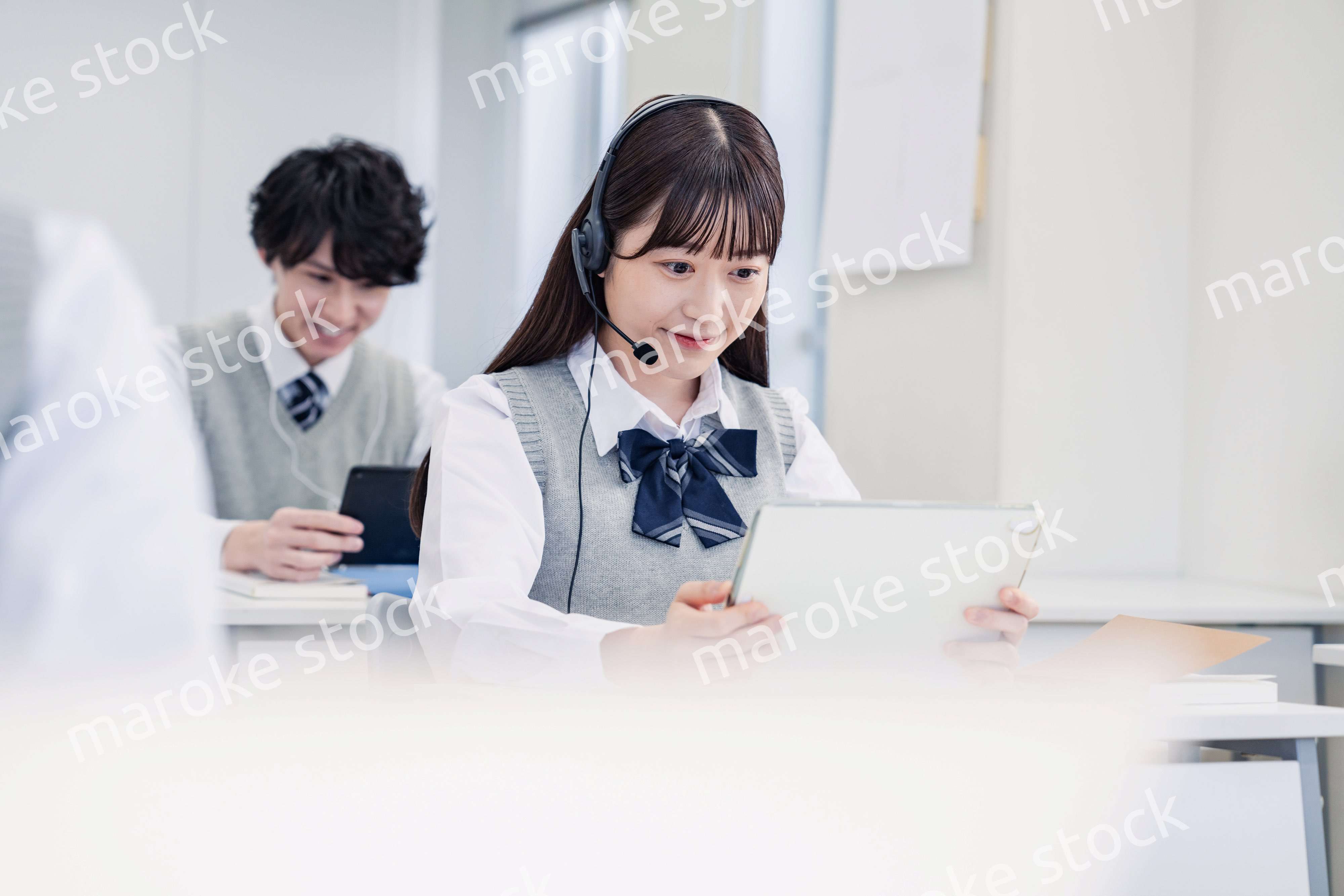 デジタル端末で授業を受ける高校生