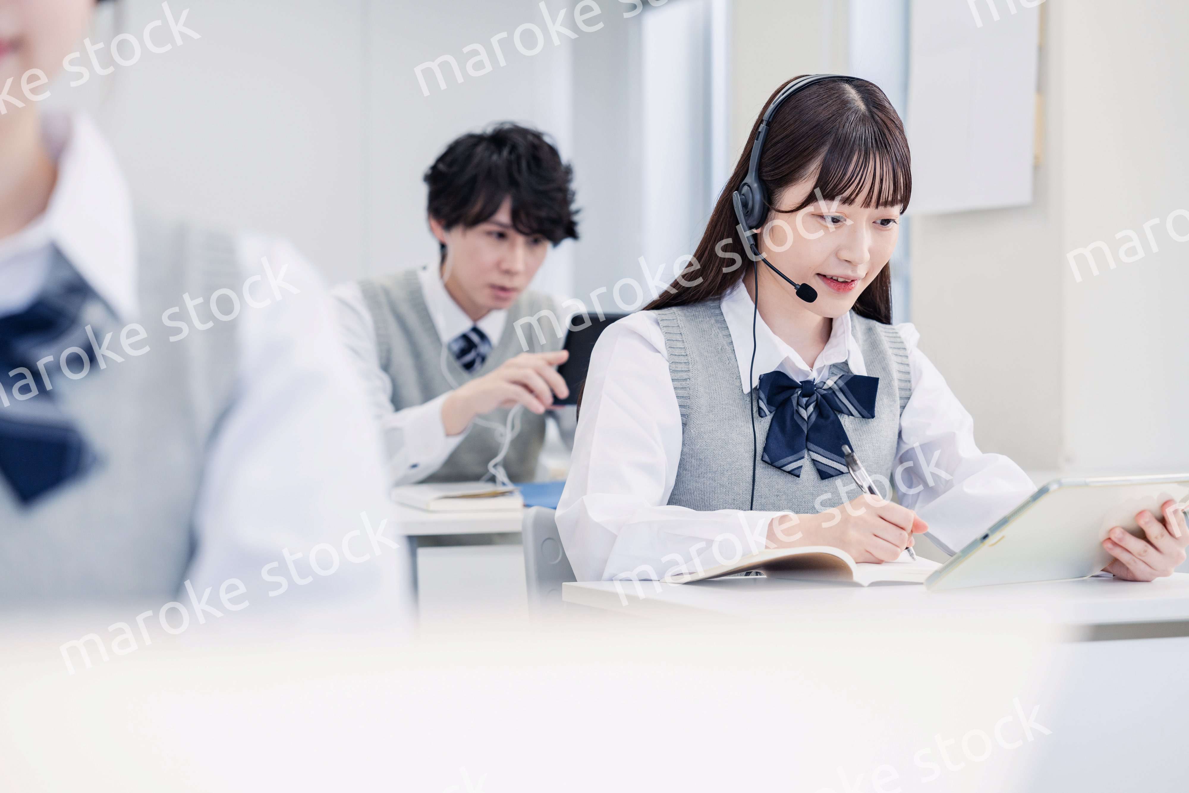 デジタル端末で授業を受ける高校生