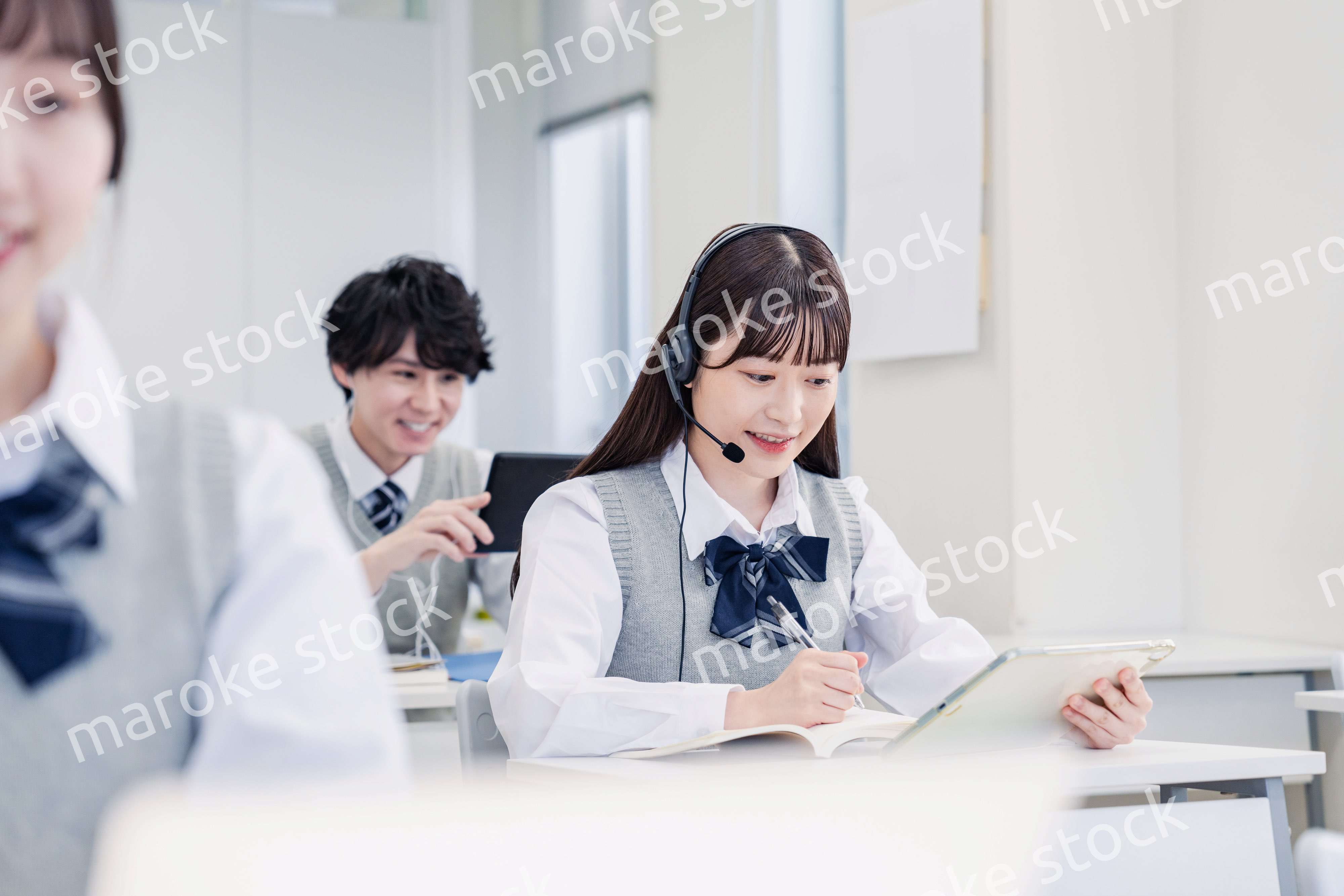 デジタル端末で授業を受ける高校生