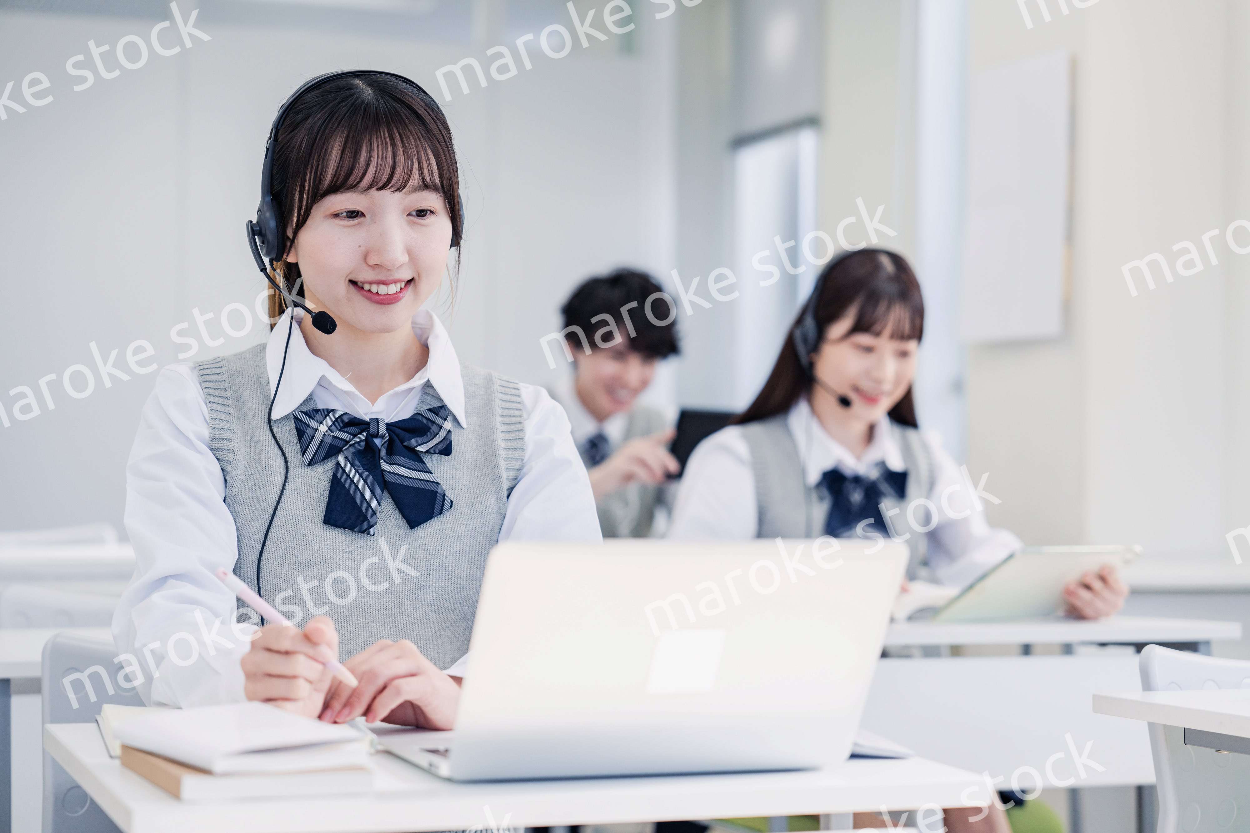 デジタル端末で授業を受ける高校生