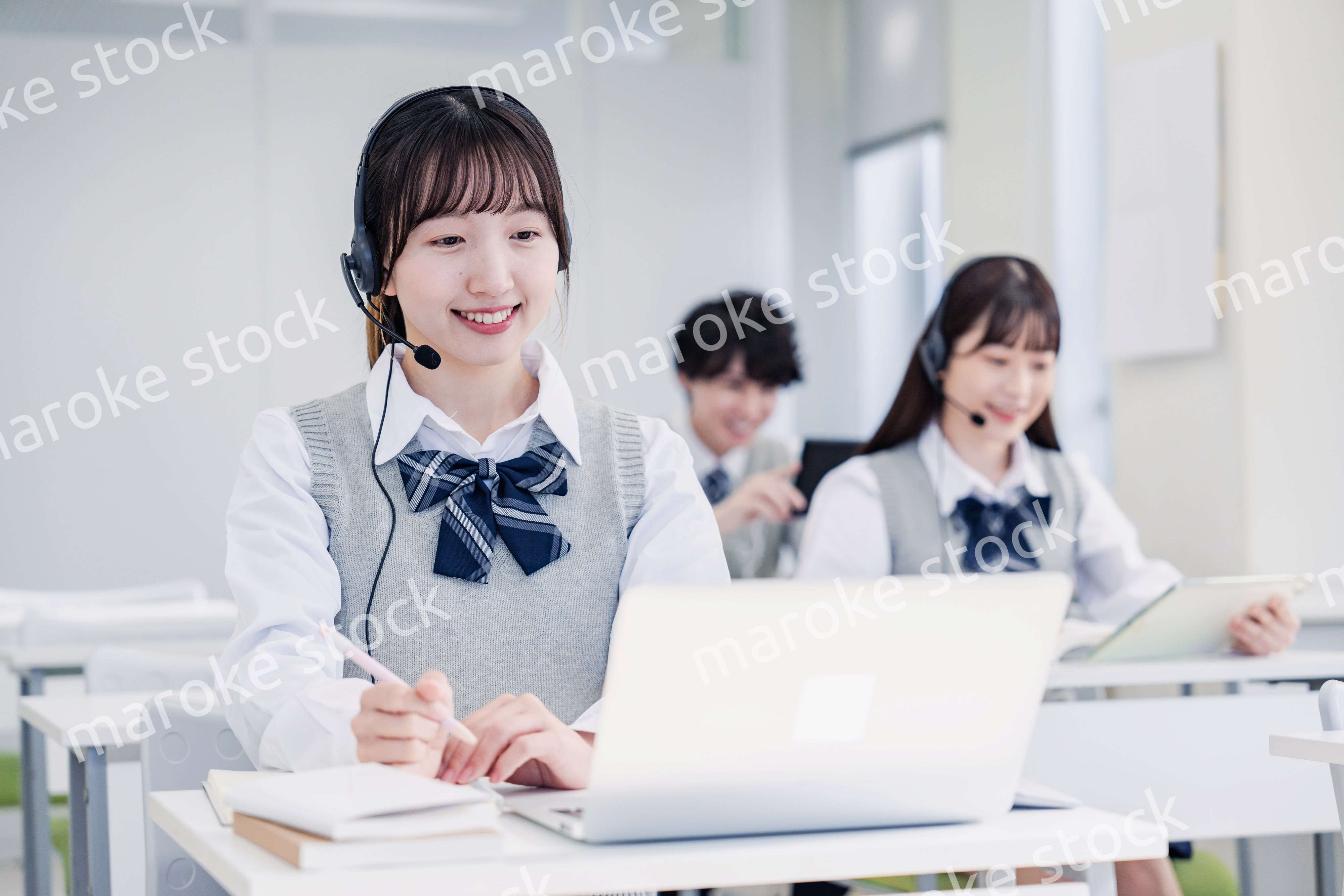 デジタル端末で授業を受ける高校生