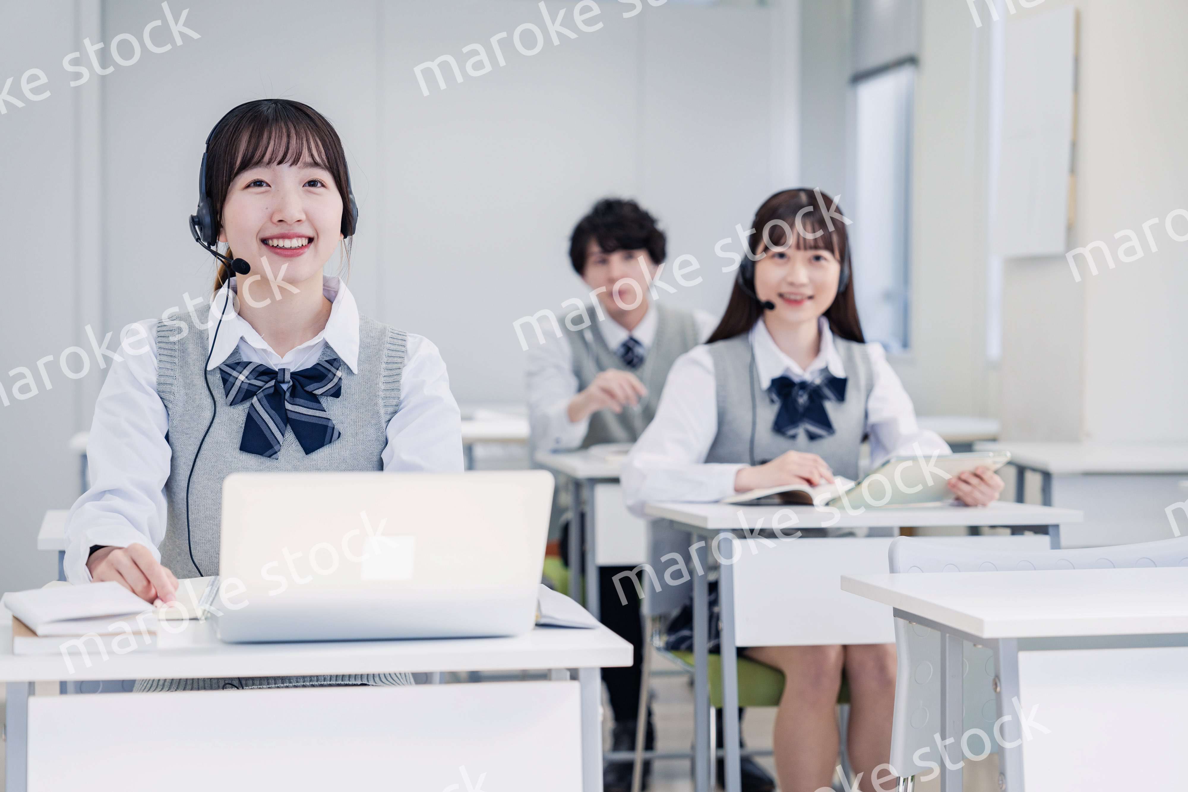 デジタル端末で授業を受ける高校生