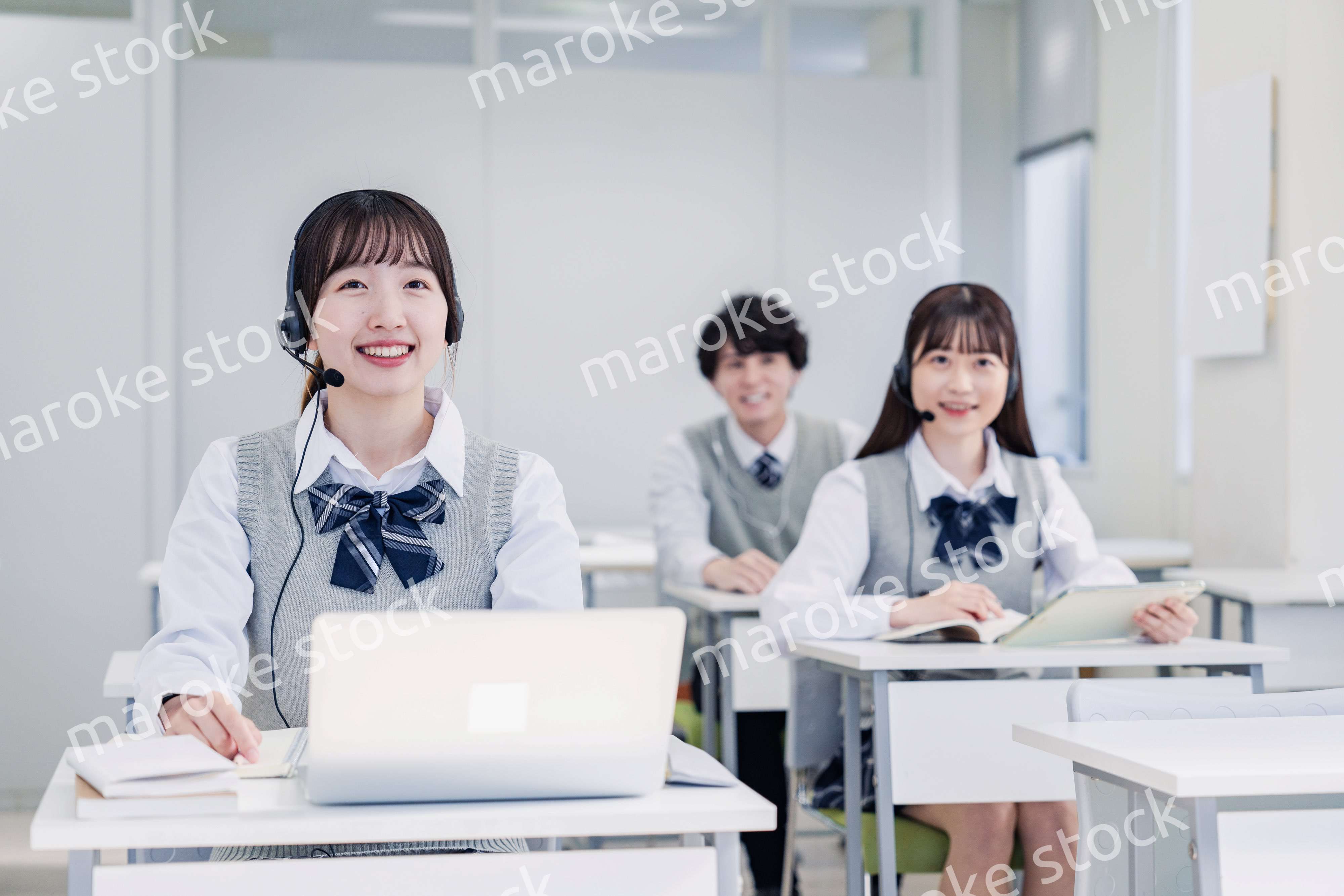 デジタル端末で授業を受ける高校生