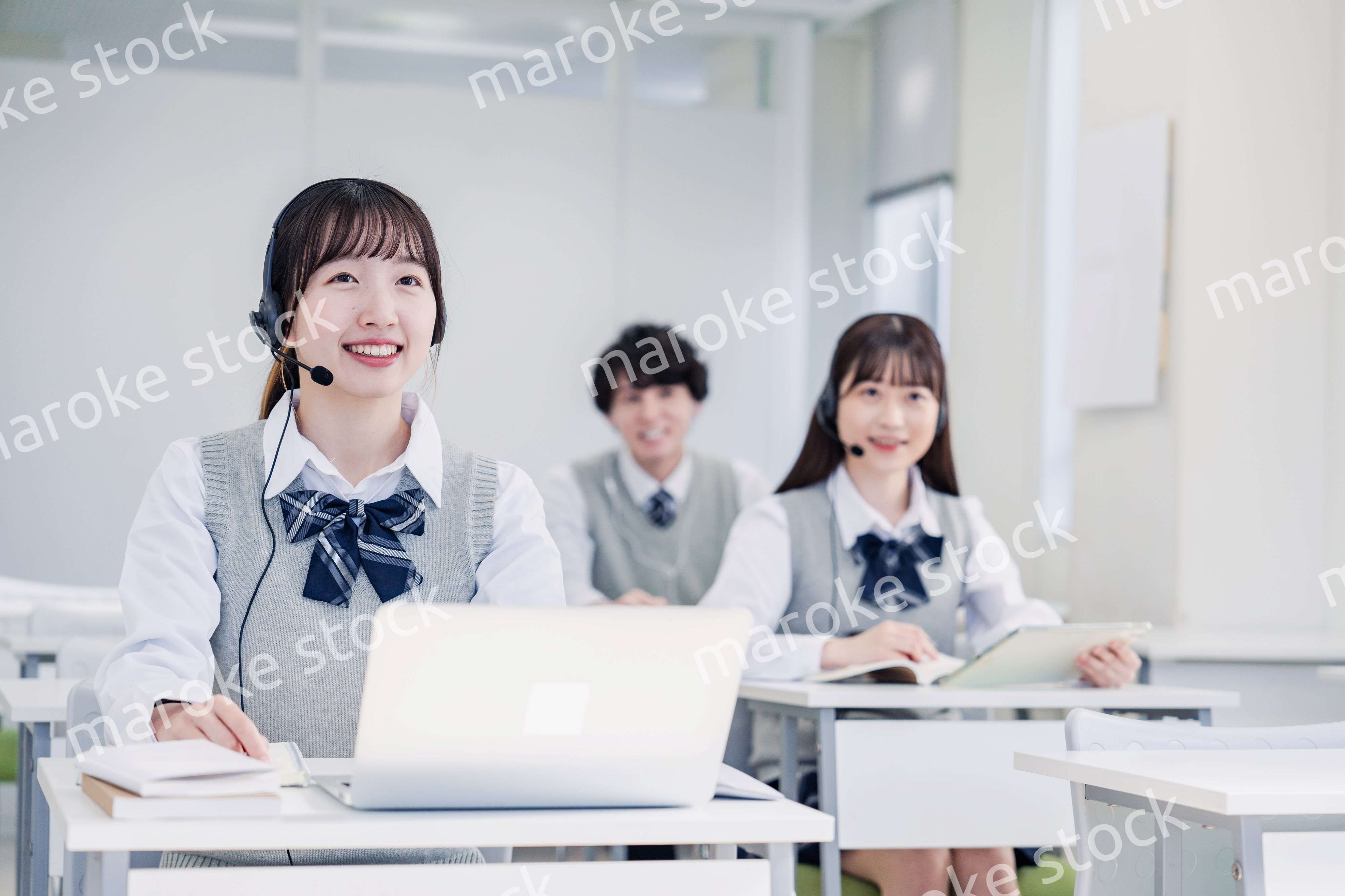 デジタル端末で授業を受ける高校生